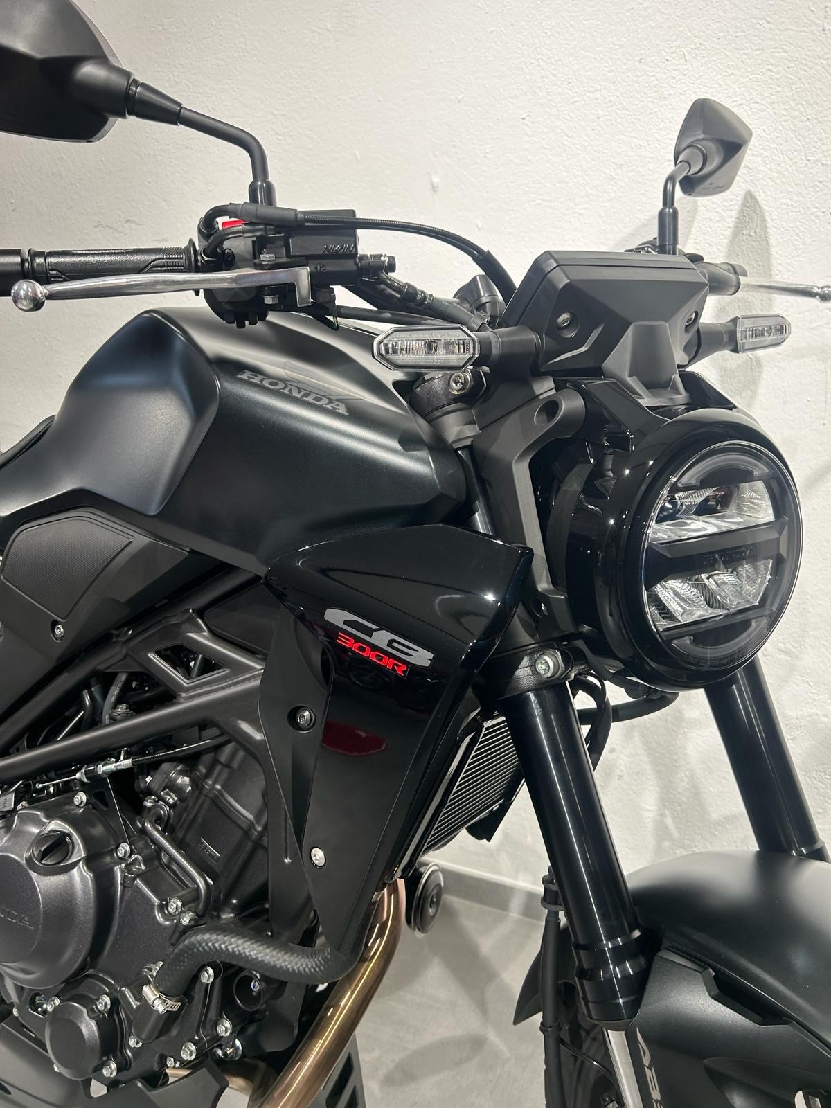 HONDA CB 300 R-showroom-element-1