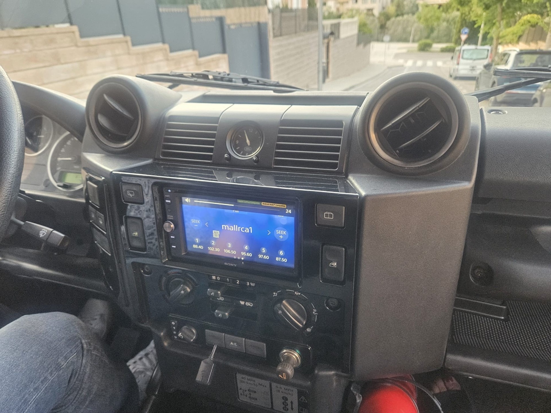 LAND ROVER Defender 90 SW 2.4Tdc-image-1