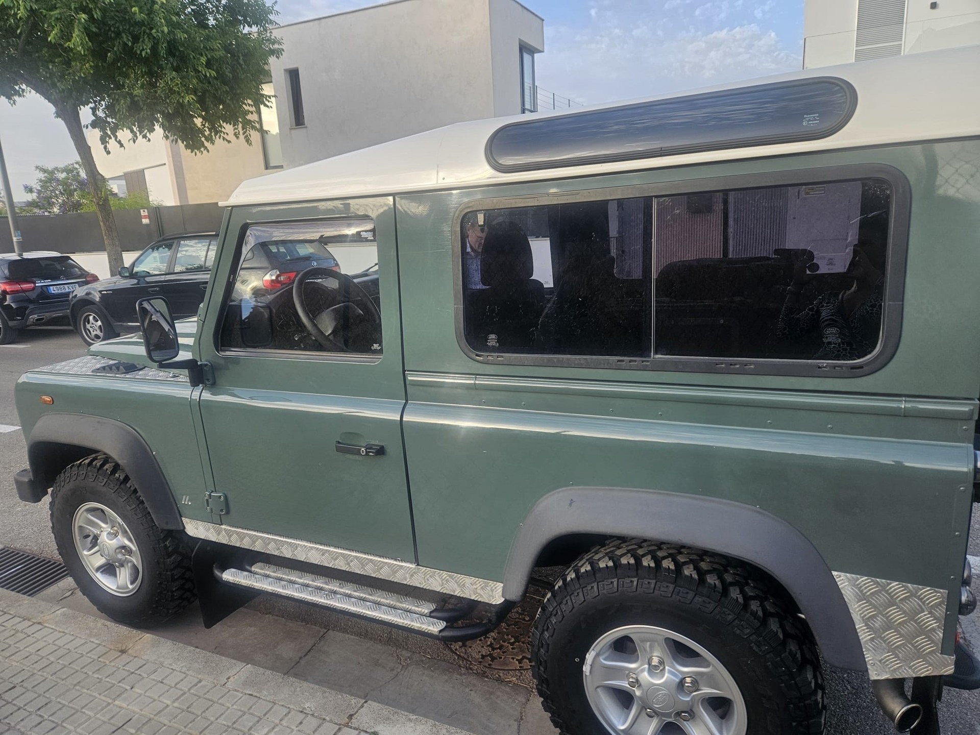 LAND ROVER Defender 90 SW 2.4Tdc-image-2