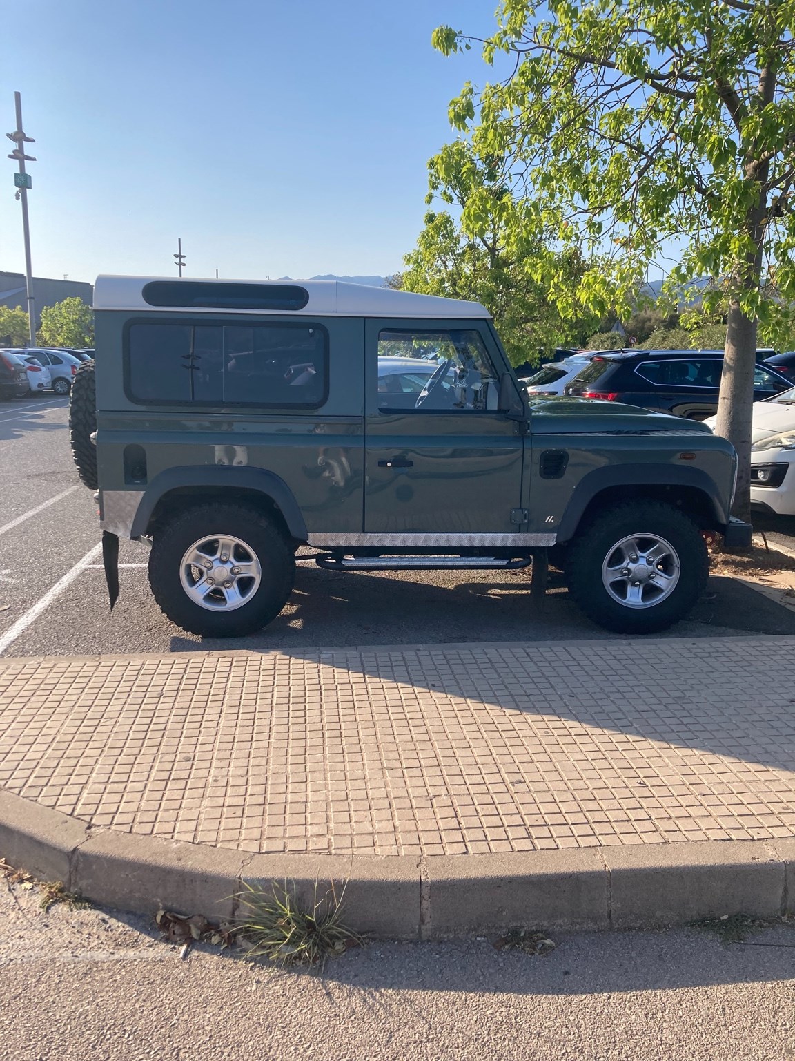 LAND ROVER Defender 90 SW 2.4Tdc-image-5