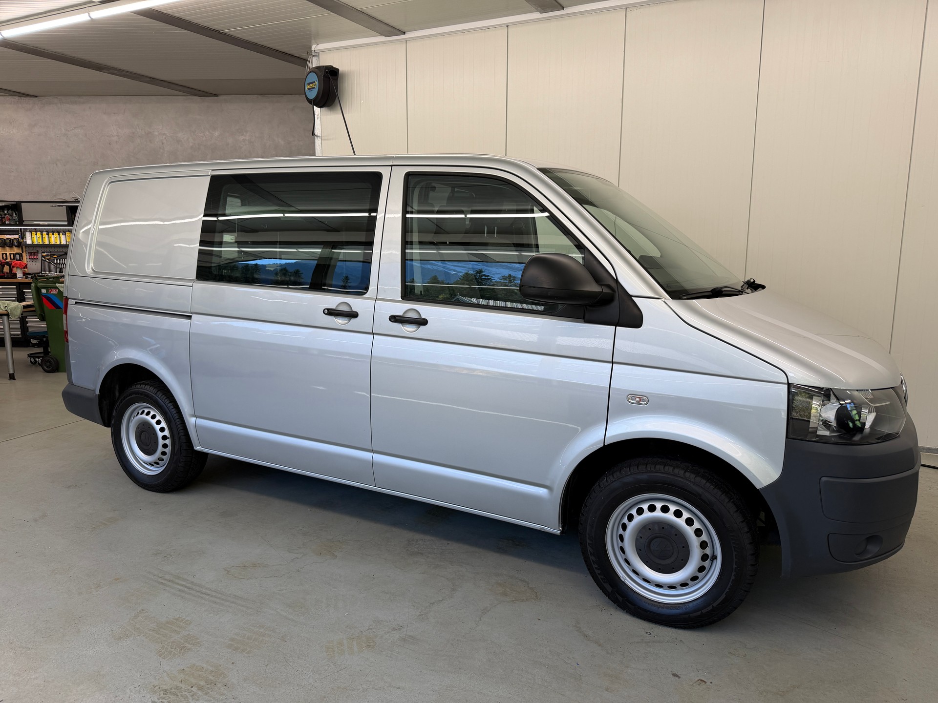 VW T5 2.0 TDI Transporter-showroom-element-2