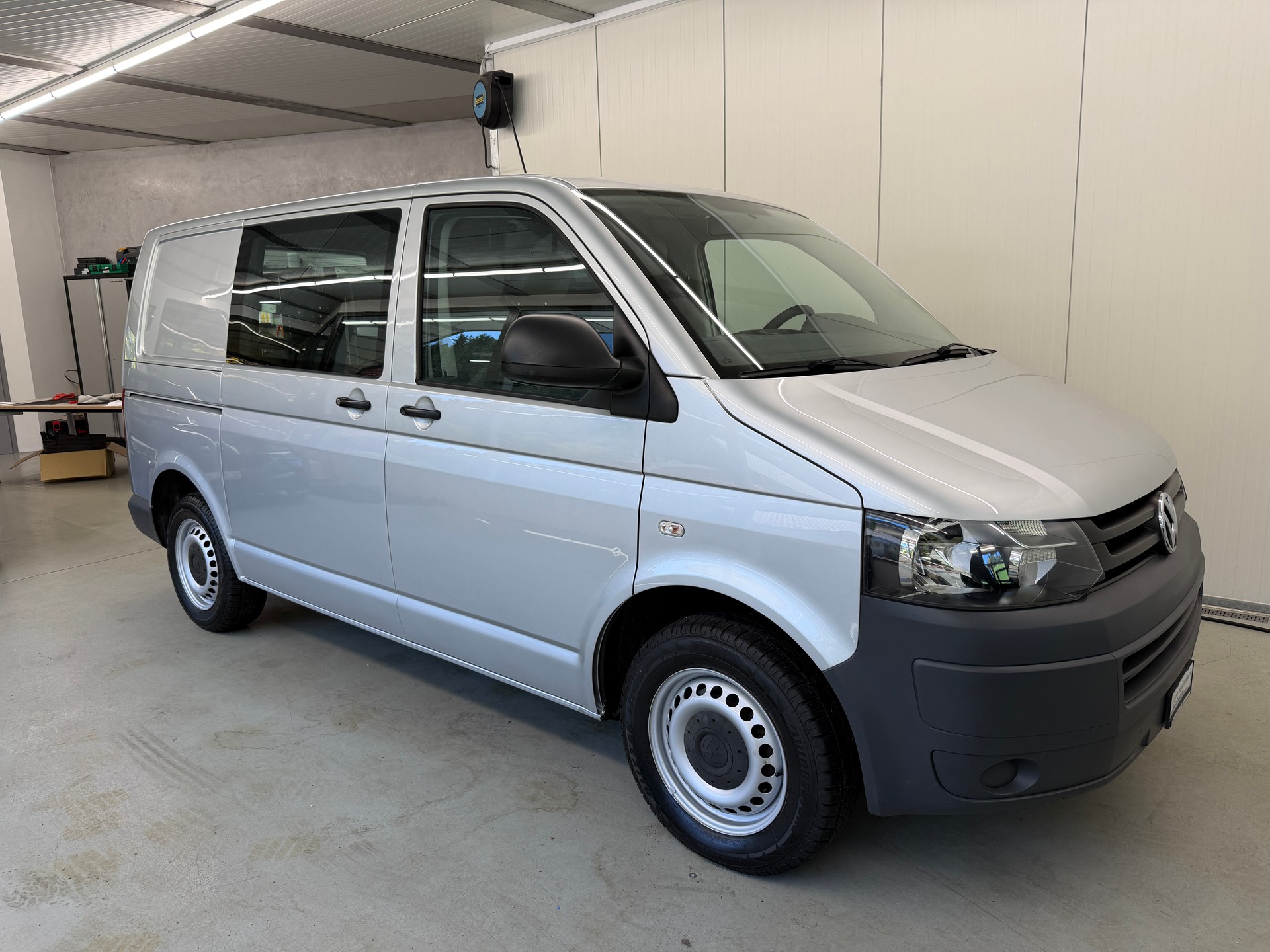 VW T5 2.0 TDI Transporter-showroom-element-1