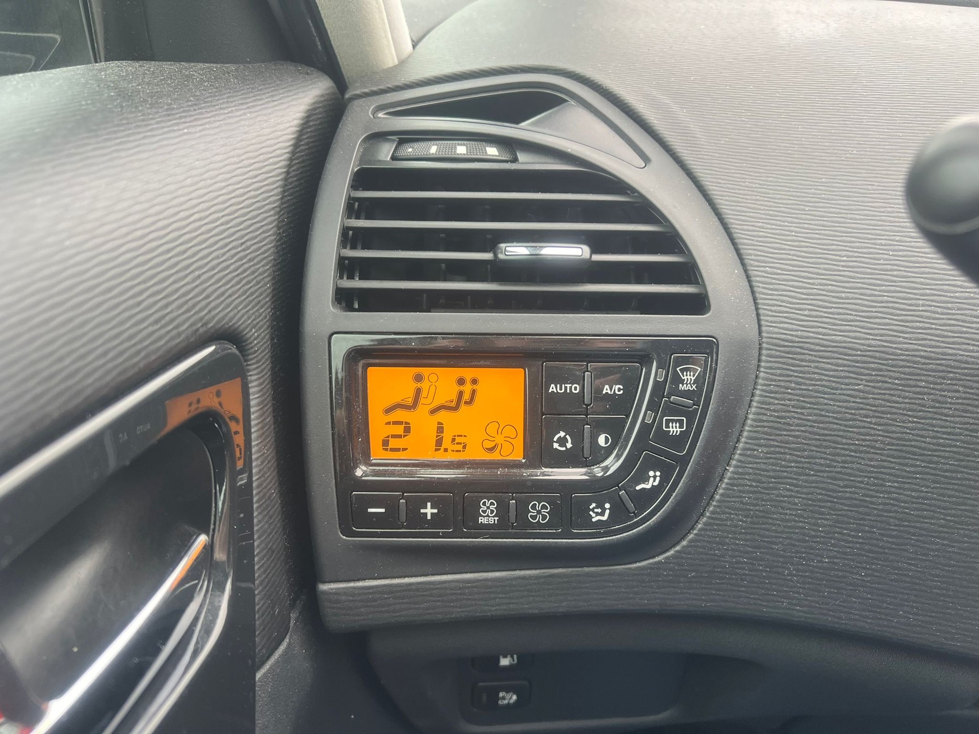 CITROEN Grand C4 Picasso 1.6i 16V Turbo Exclusive+ BMP6-image-11