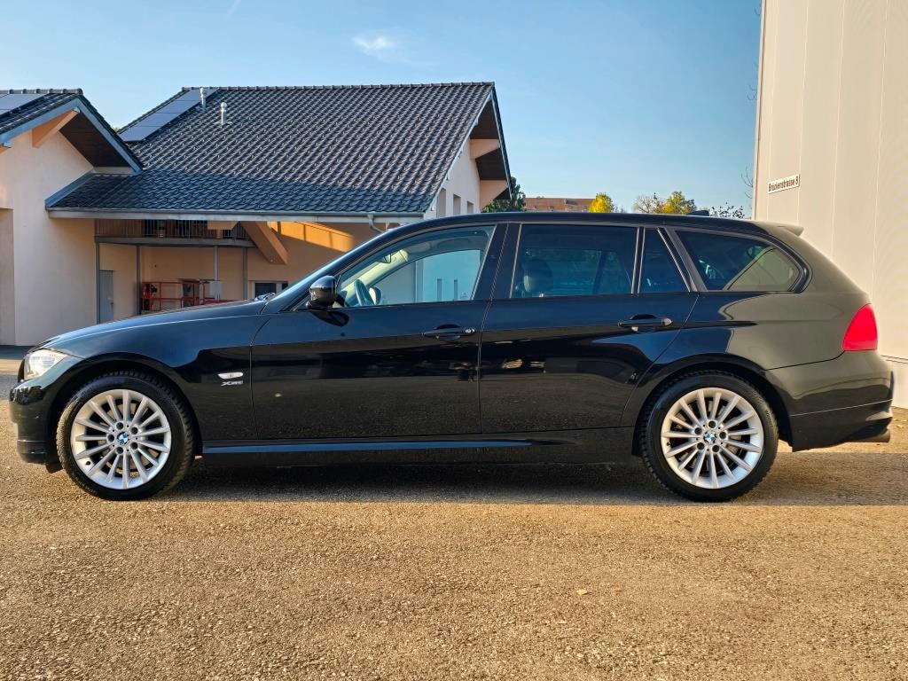BMW 330d xDrive Touring Steptronic-image-2