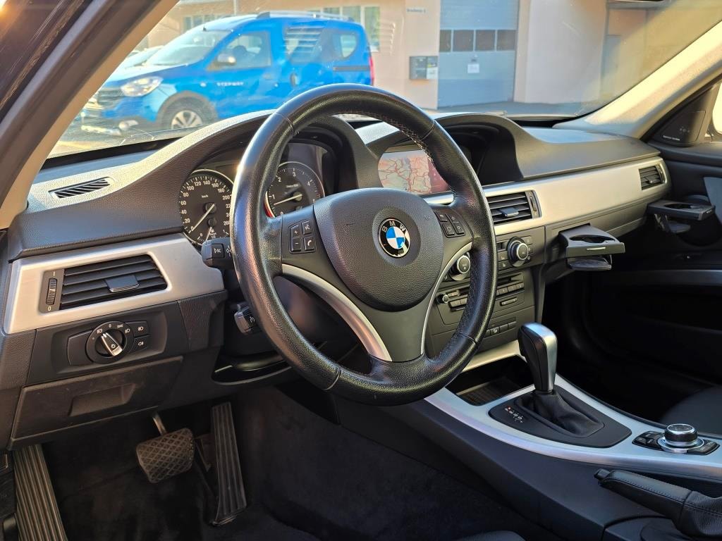 BMW 330d xDrive Touring Steptronic-image-13