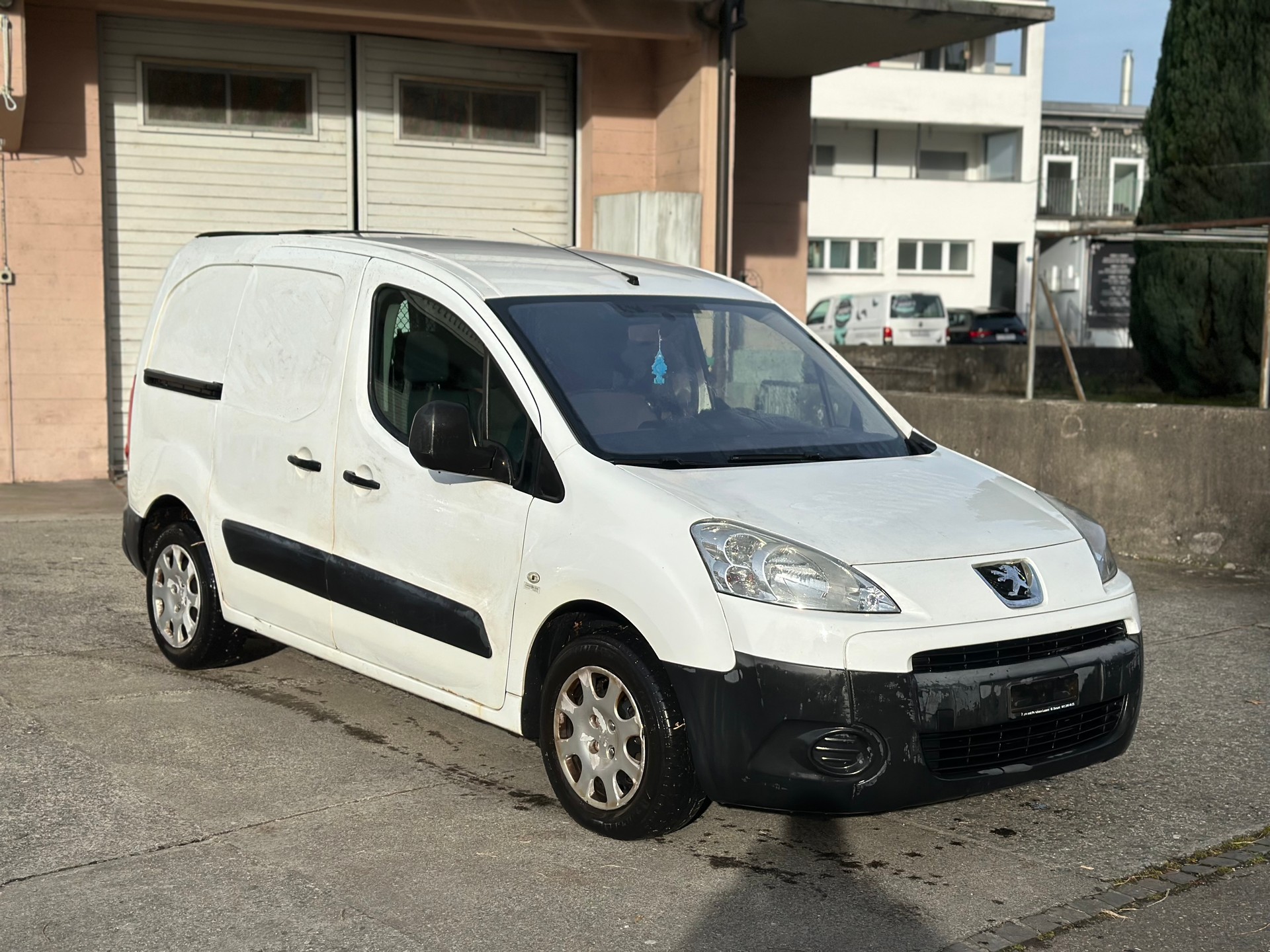 PEUGEOT Partner 1.6i Urban-image-1