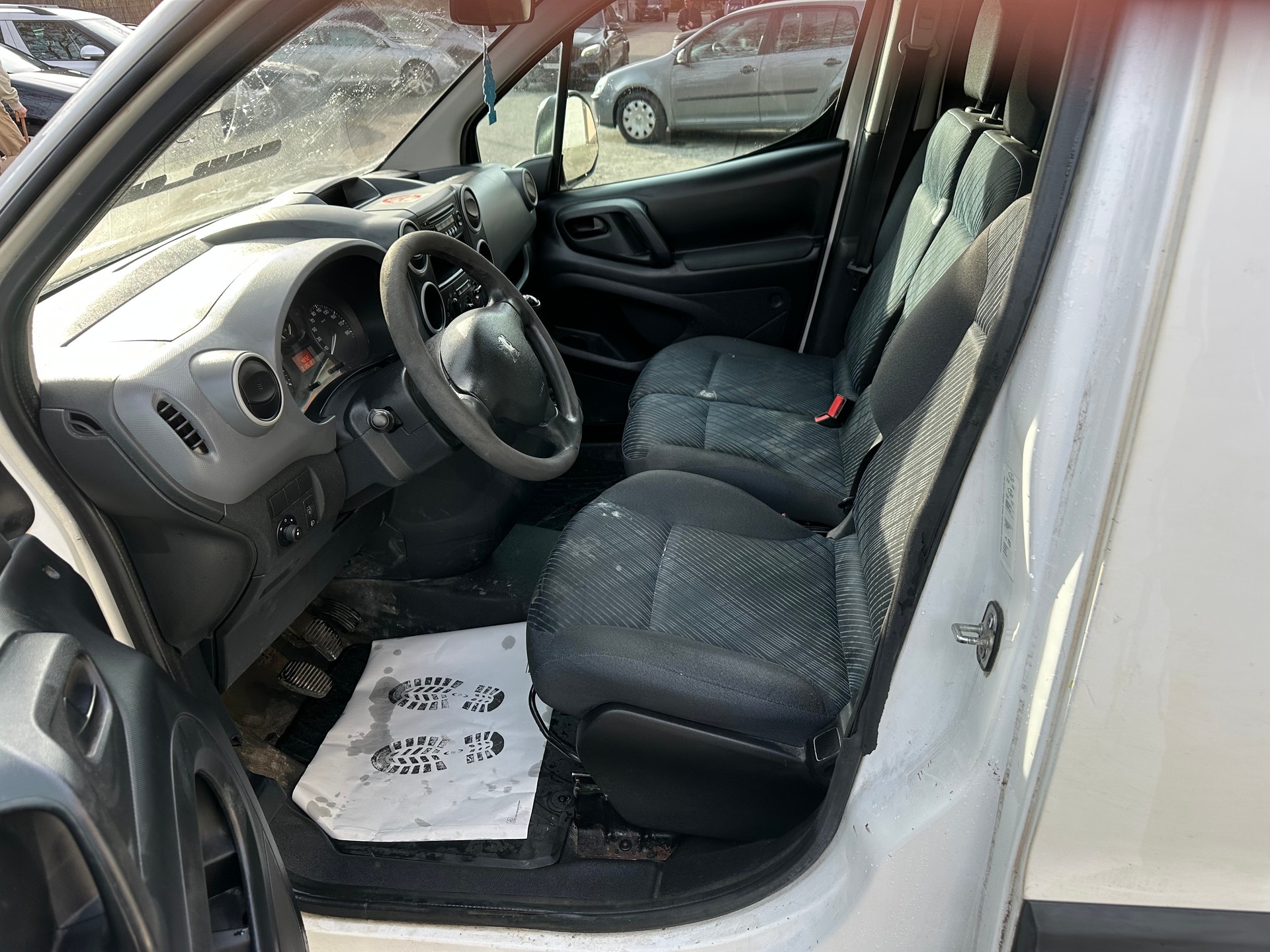 PEUGEOT Partner 1.6i Urban-image-8