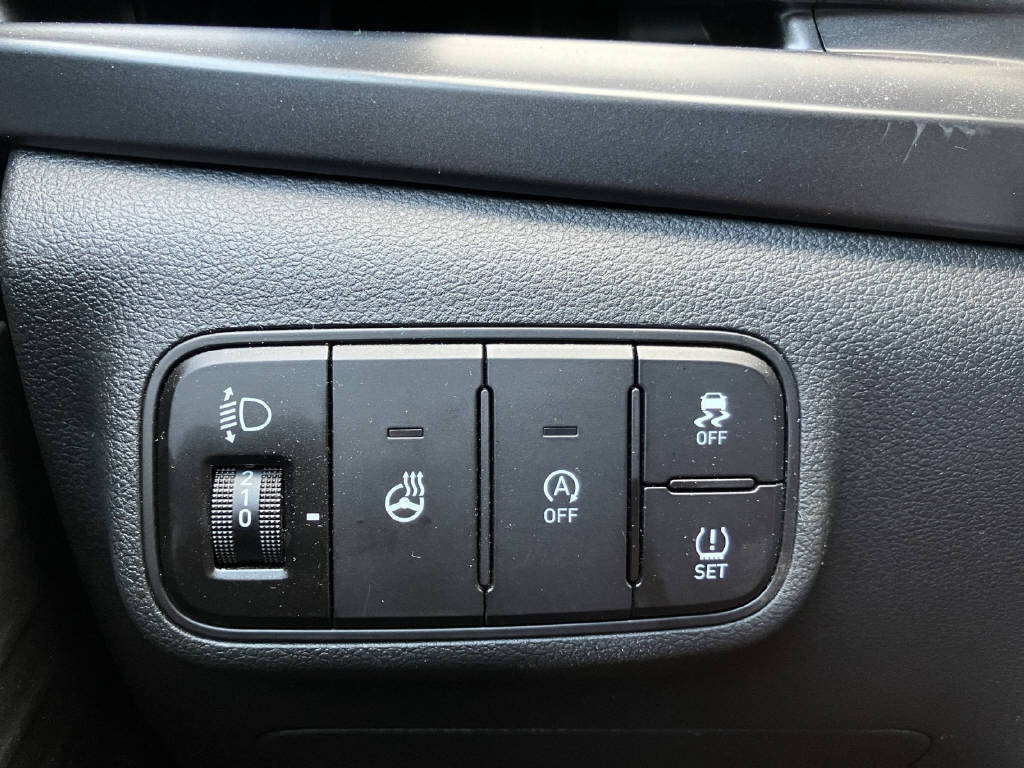 HYUNDAI i20 1.0 T-GDi Amplia *Handschalter*-image-19