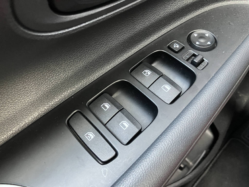 HYUNDAI i20 1.0 T-GDi Amplia *Handschalter*-image-20