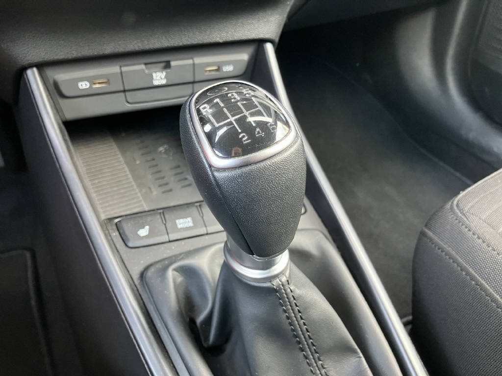 HYUNDAI i20 1.0 T-GDi Amplia *Handschalter*-image-15