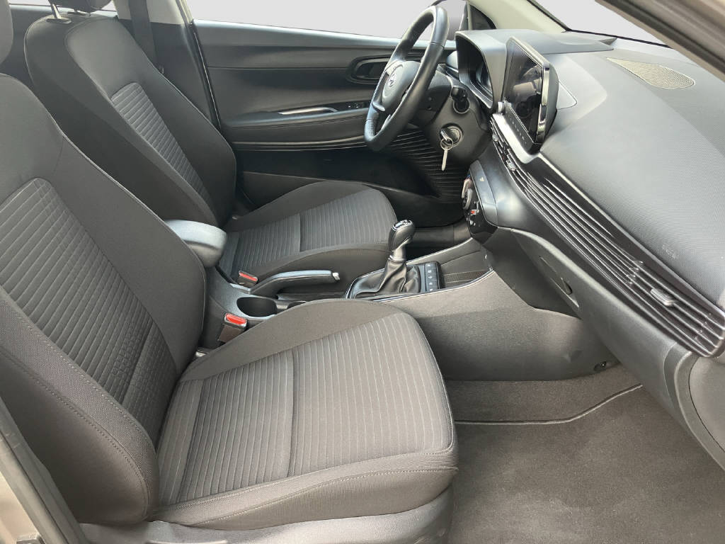 HYUNDAI i20 1.0 T-GDi Amplia *Handschalter*-image-13
