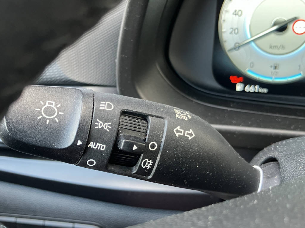 HYUNDAI i20 1.0 T-GDi Amplia *Handschalter*-image-18