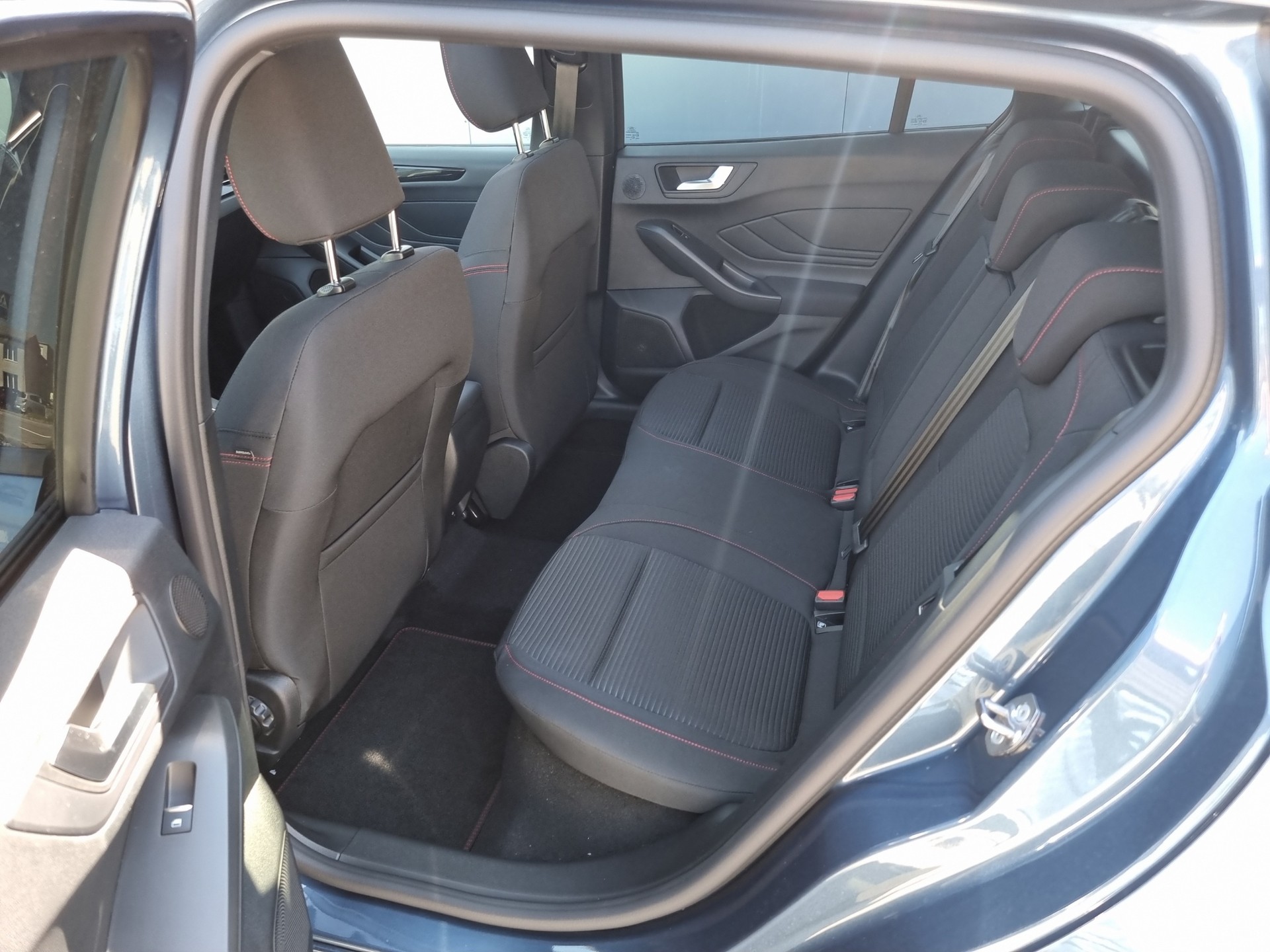 FORD Focus Station Wagon 1.0i EcoB Hybrid 155 ST-Line X-image-13