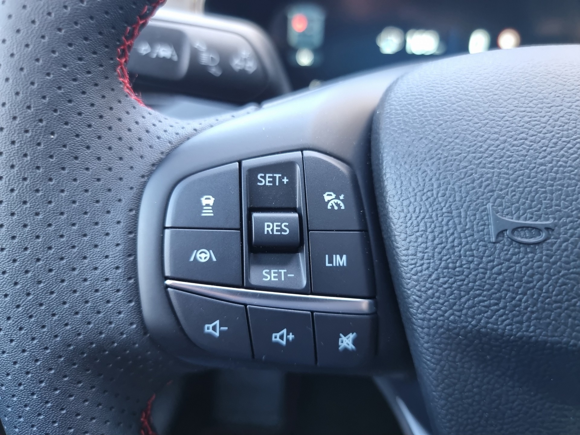 FORD Focus Station Wagon 1.0i EcoB Hybrid 155 ST-Line X-image-9