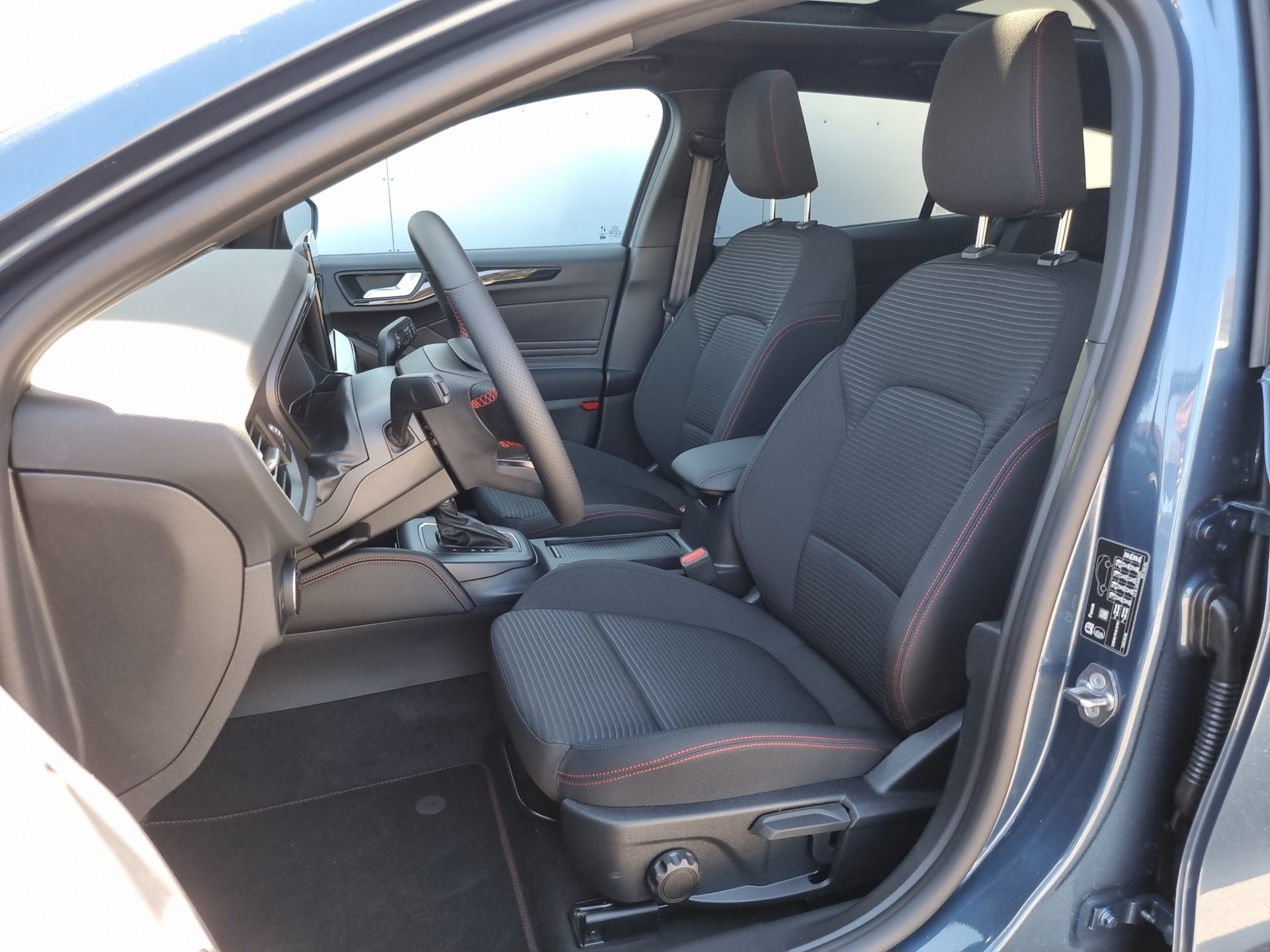 FORD Focus Station Wagon 1.0i EcoB Hybrid 155 ST-Line X-image-11