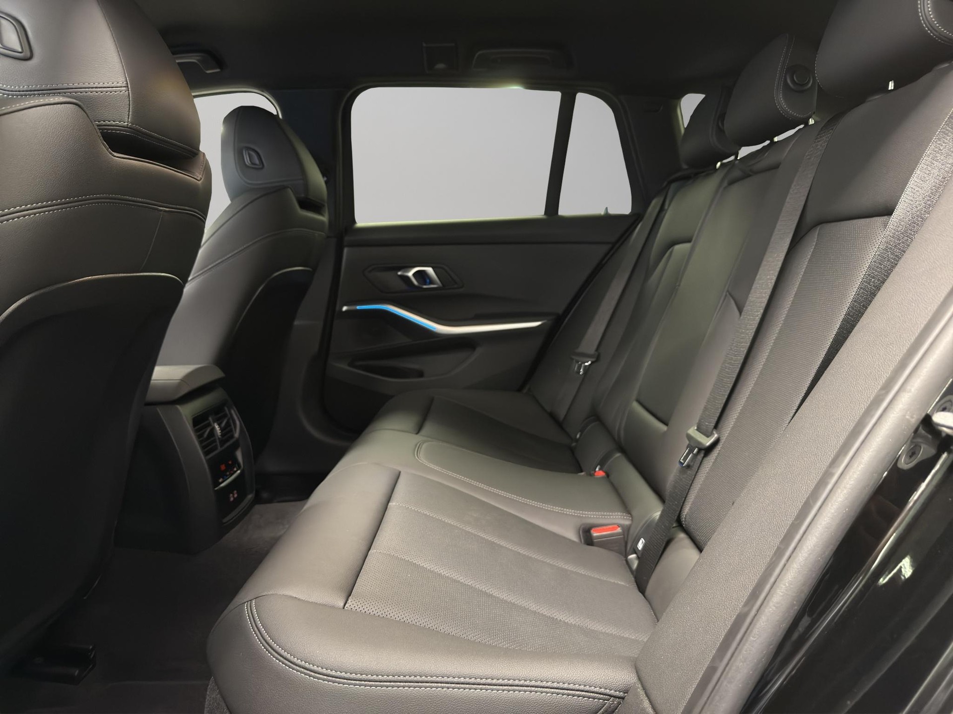 BMW 330d xDrive 48V Touring-image-18