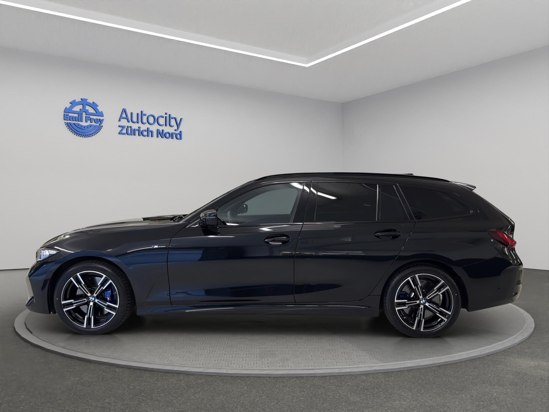 BMW 330d xDrive 48V Touring-image-4