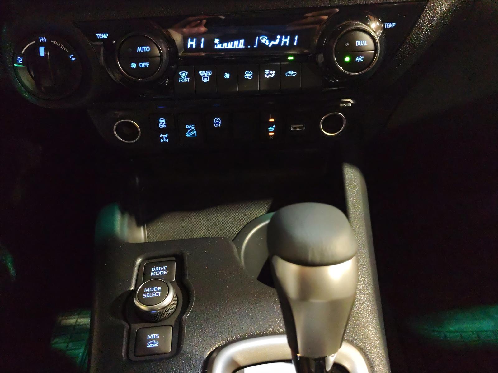 TOYOTA Hilux Double Cab.-Pick-up 2.8 D-4D MHEV 230 Style-image-12