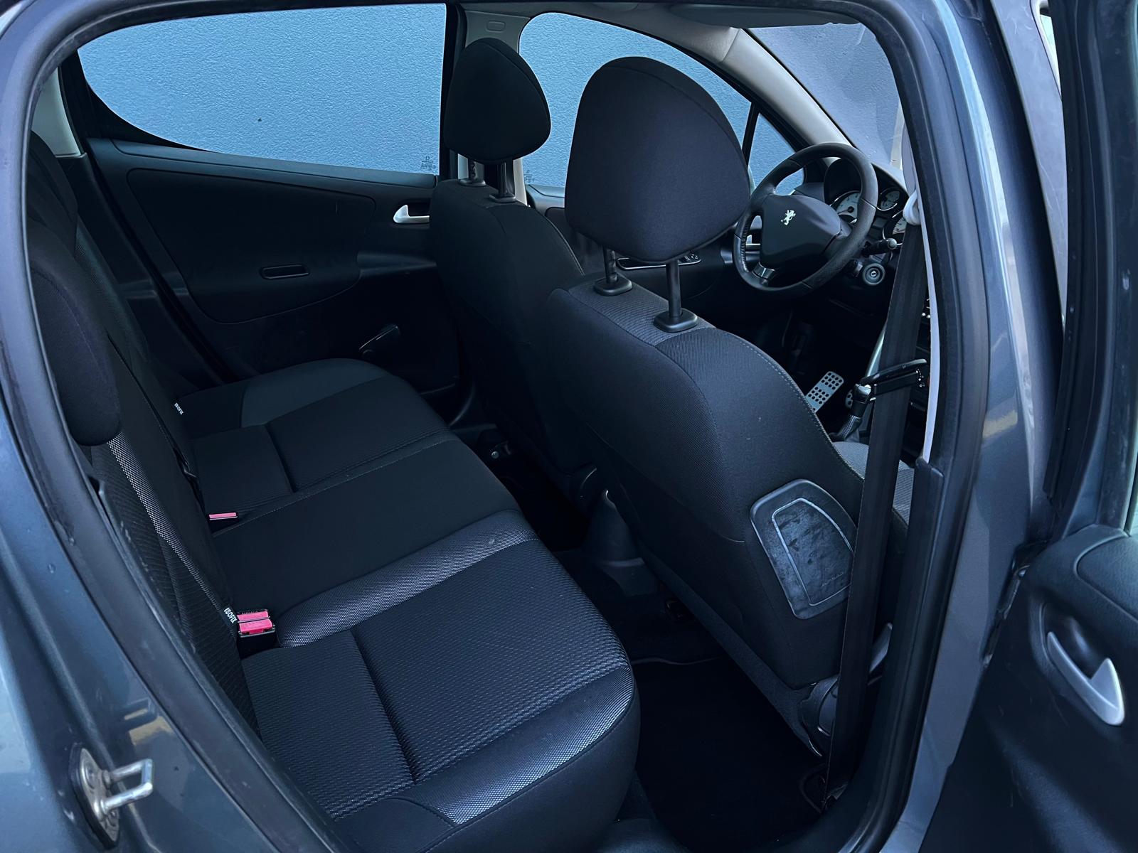 PEUGEOT 207 1.6 16V Swiss Edition-image-9
