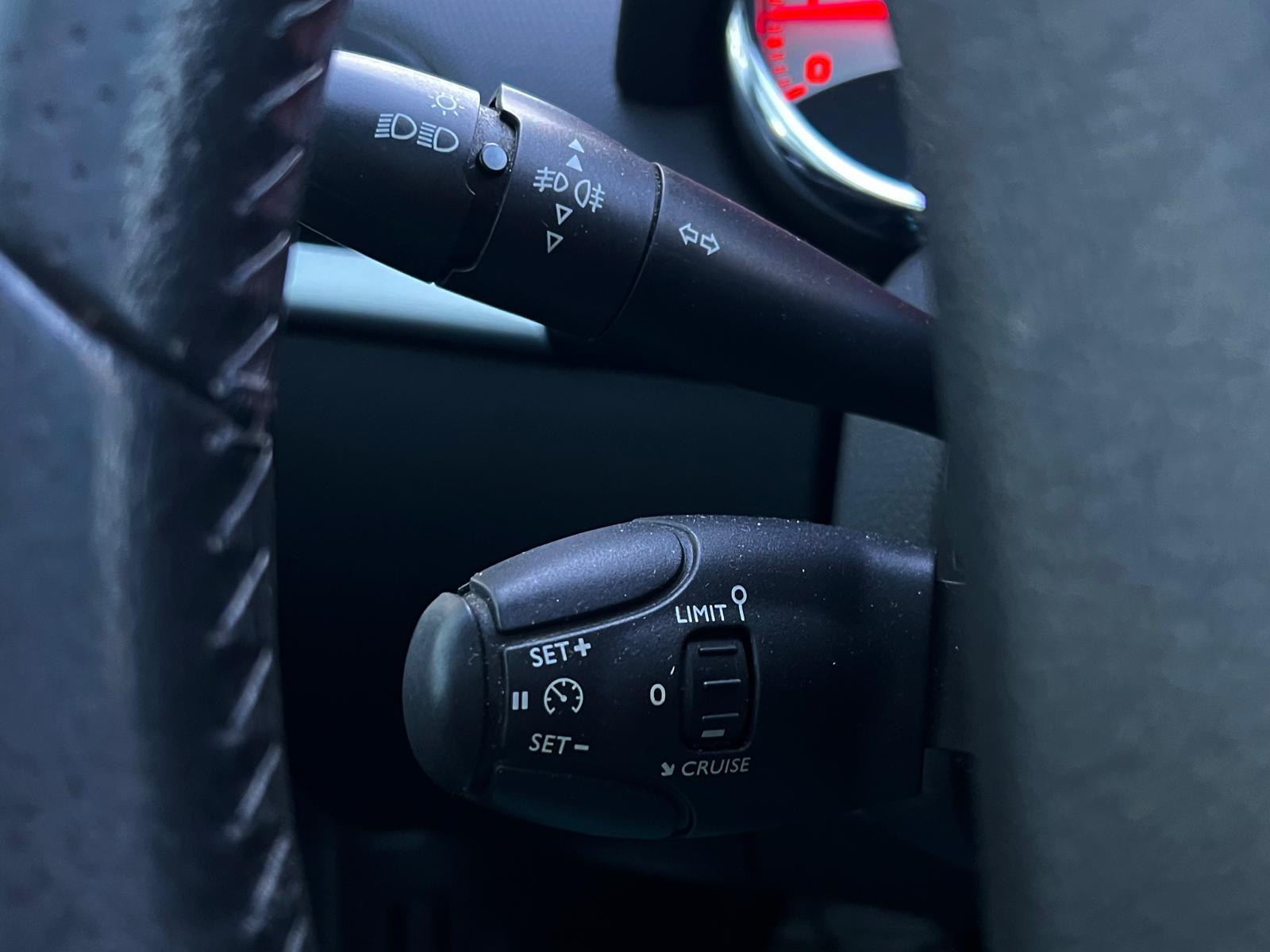 PEUGEOT 207 1.6 16V Swiss Edition-image-12
