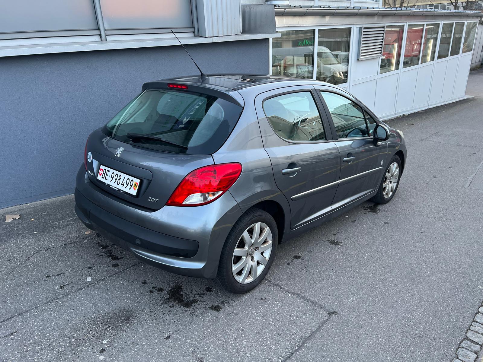 PEUGEOT 207 1.6 16V Swiss Edition-image-3