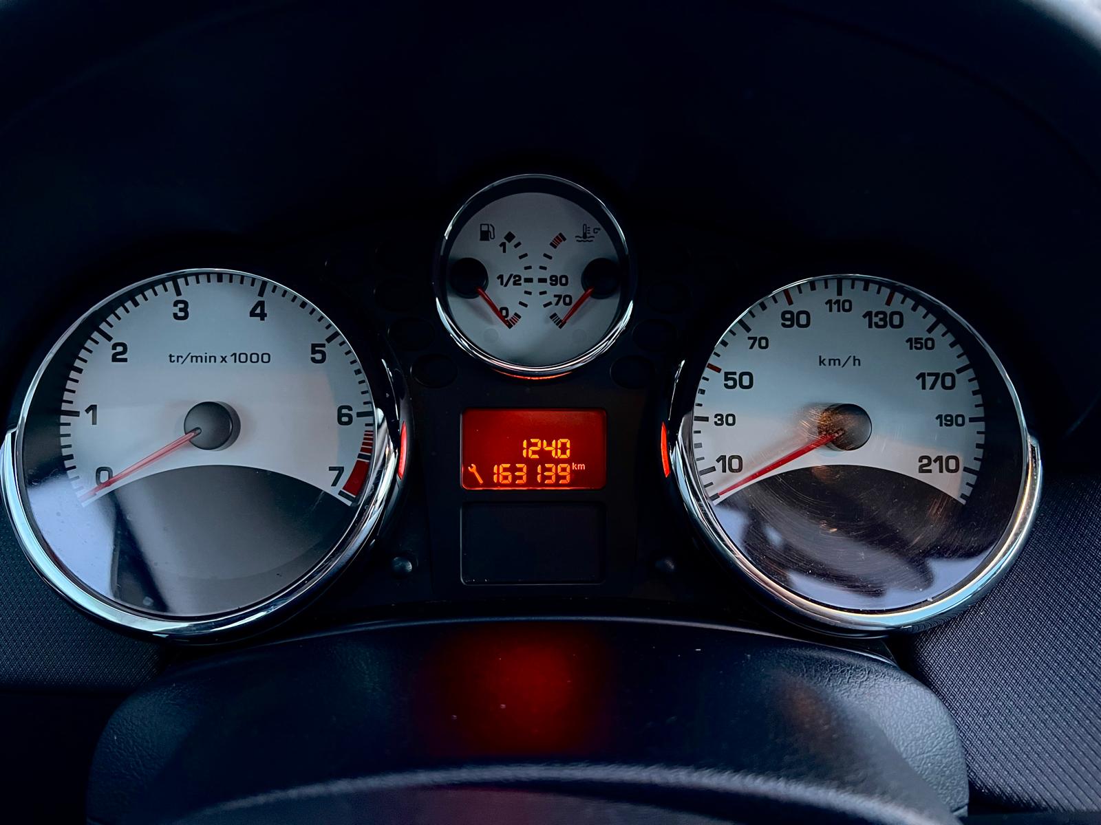 PEUGEOT 207 1.6 16V Swiss Edition-image-13