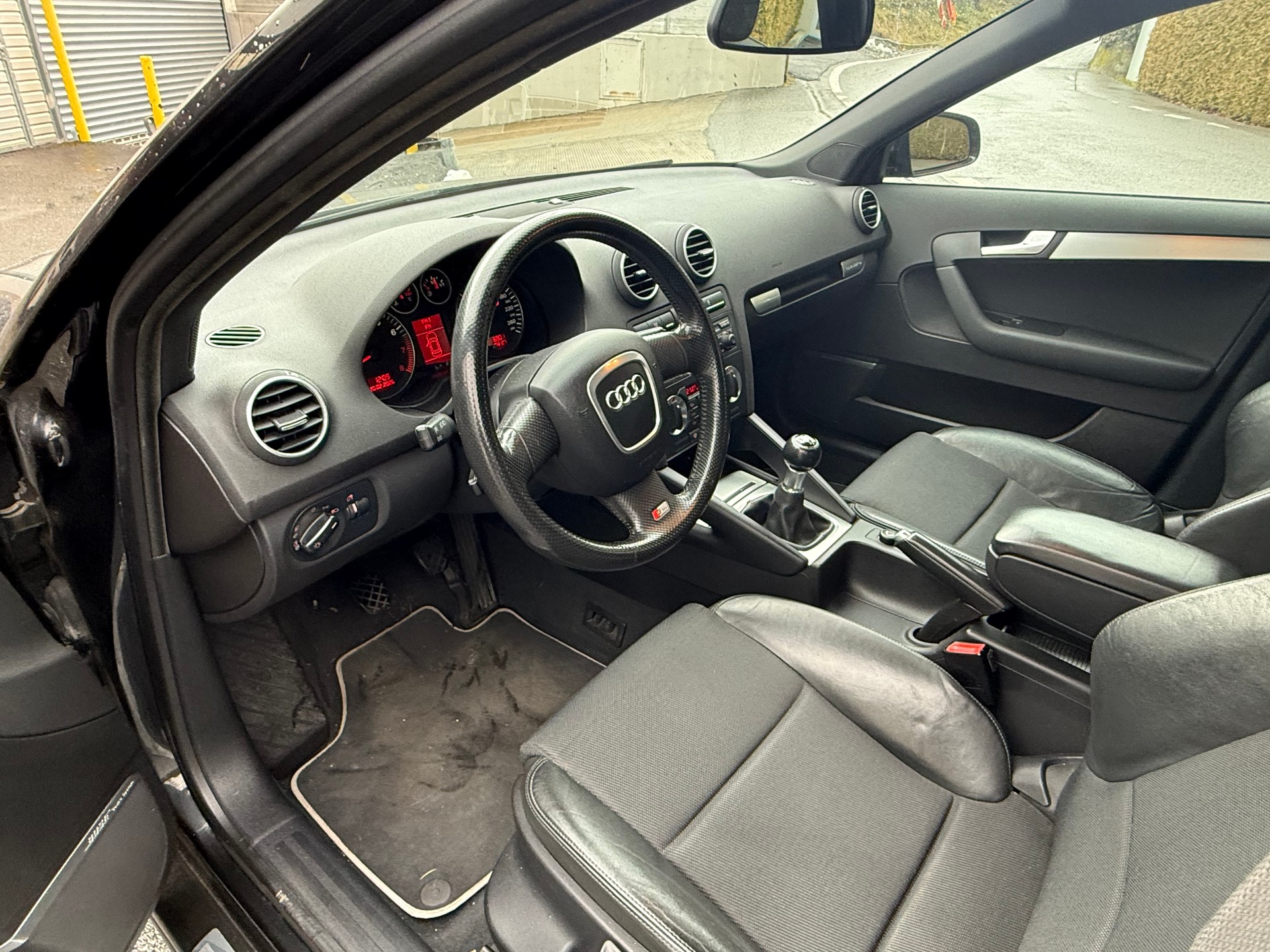 AUDI A3 Sportback 2.0 Turbo FSI Ambition quattro-image-10