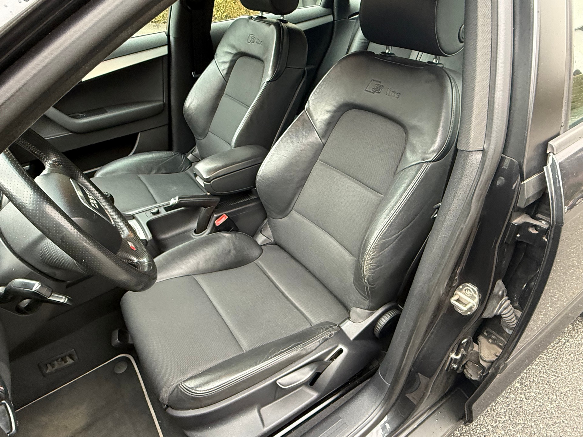 AUDI A3 Sportback 2.0 Turbo FSI Ambition quattro-image-11