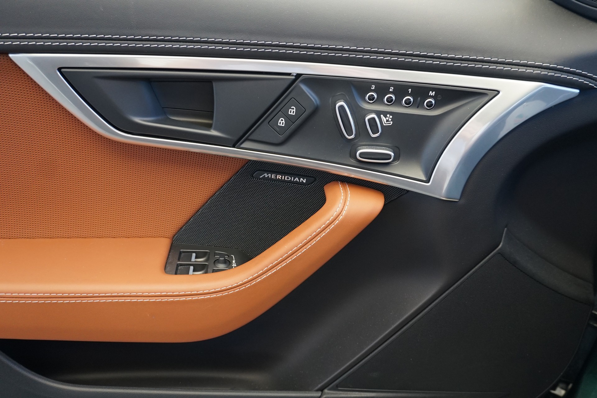 JAGUAR F-Type 2.0 I4 R-Dynamic Coupé 300PS-image-23