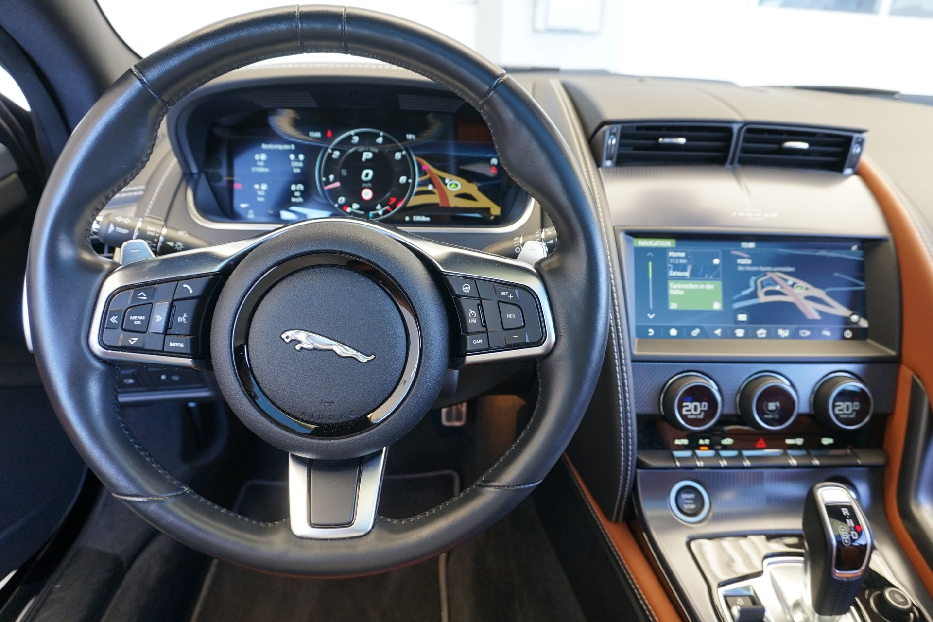 JAGUAR F-Type 2.0 I4 R-Dynamic Coupé 300PS-image-24