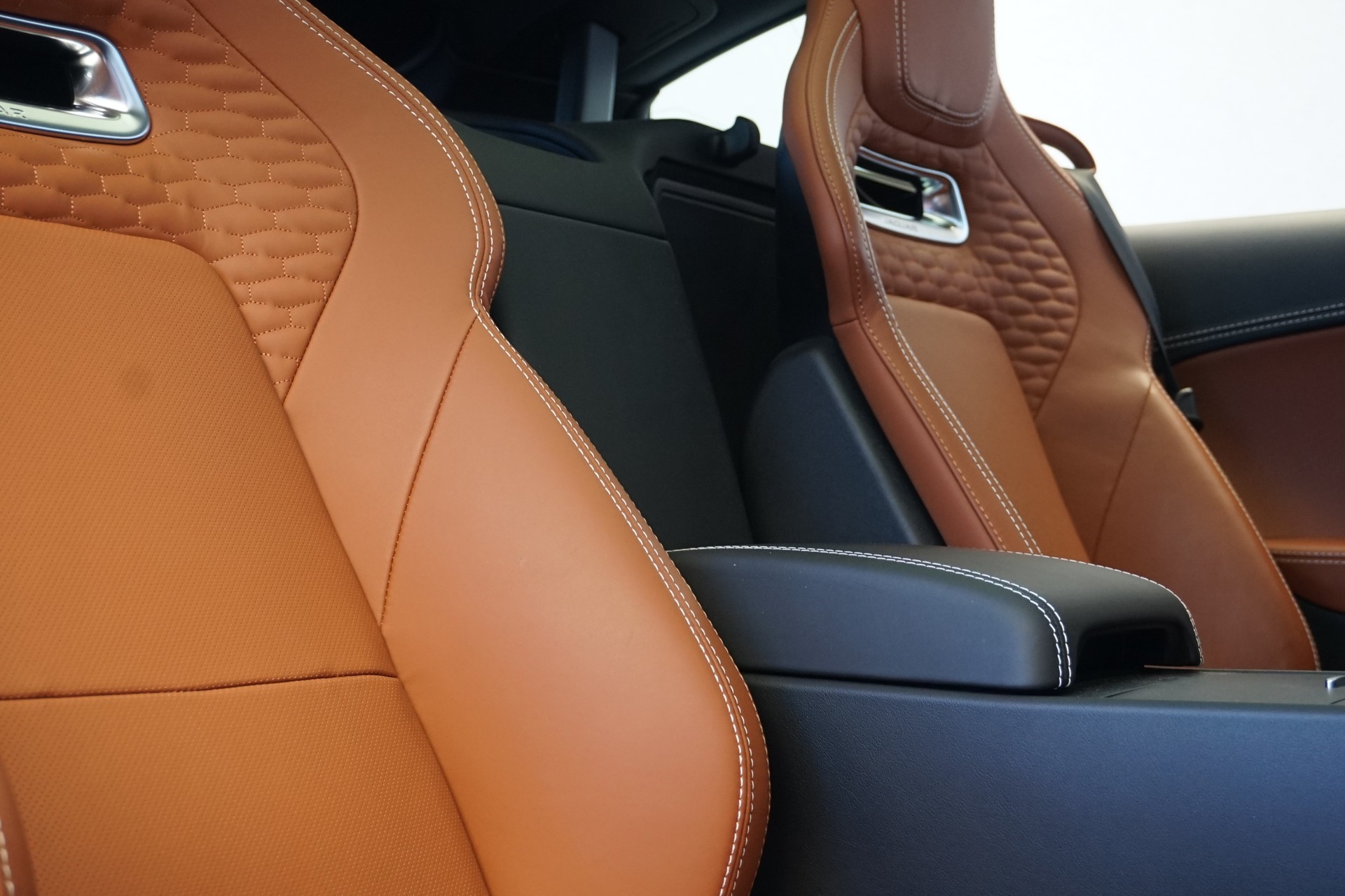 JAGUAR F-Type 2.0 I4 R-Dynamic Coupé 300PS-image-22