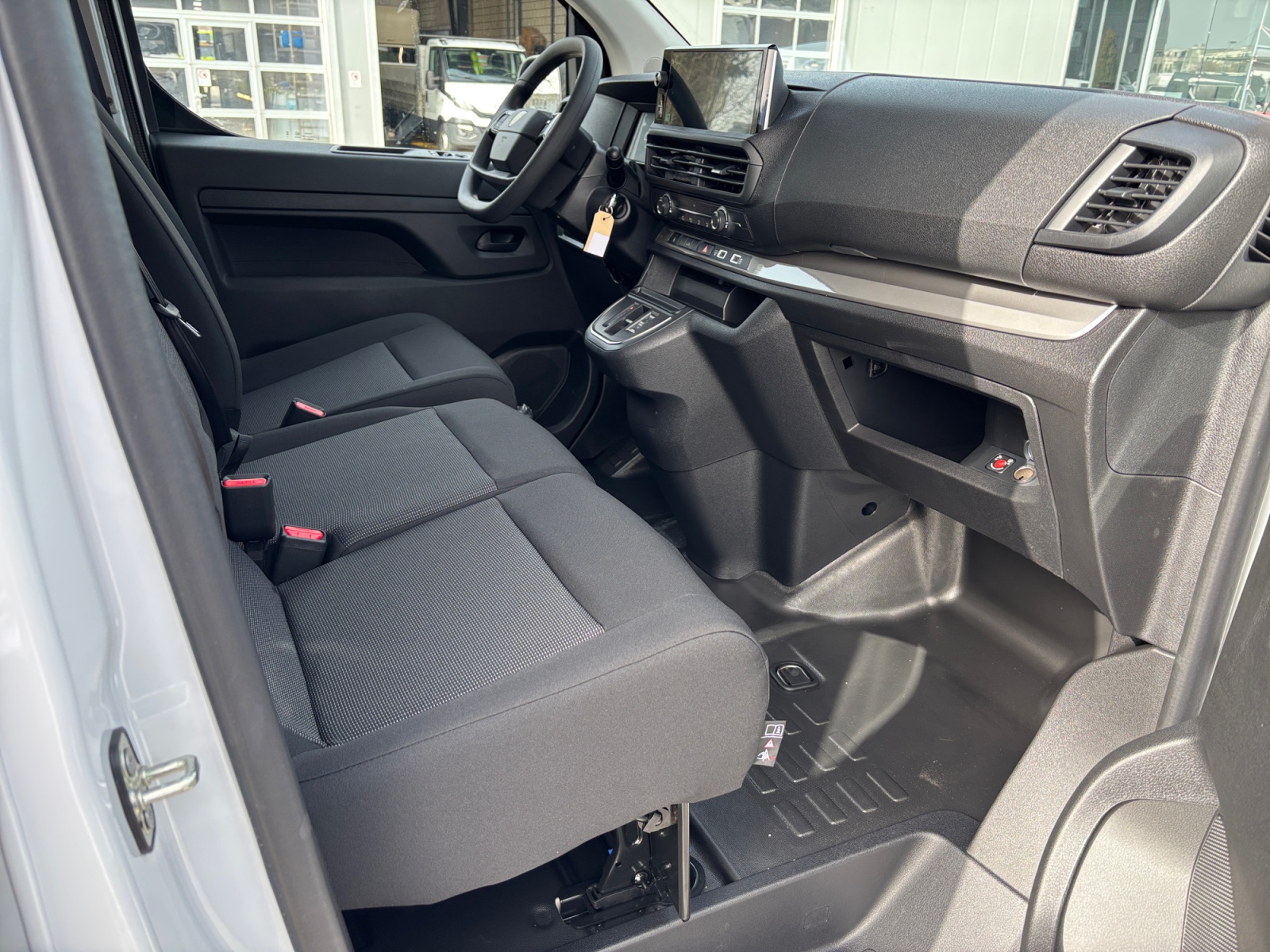 PEUGEOT Expert 2.2 BlueHDi 150 S&S Standard EAT8-image-12
