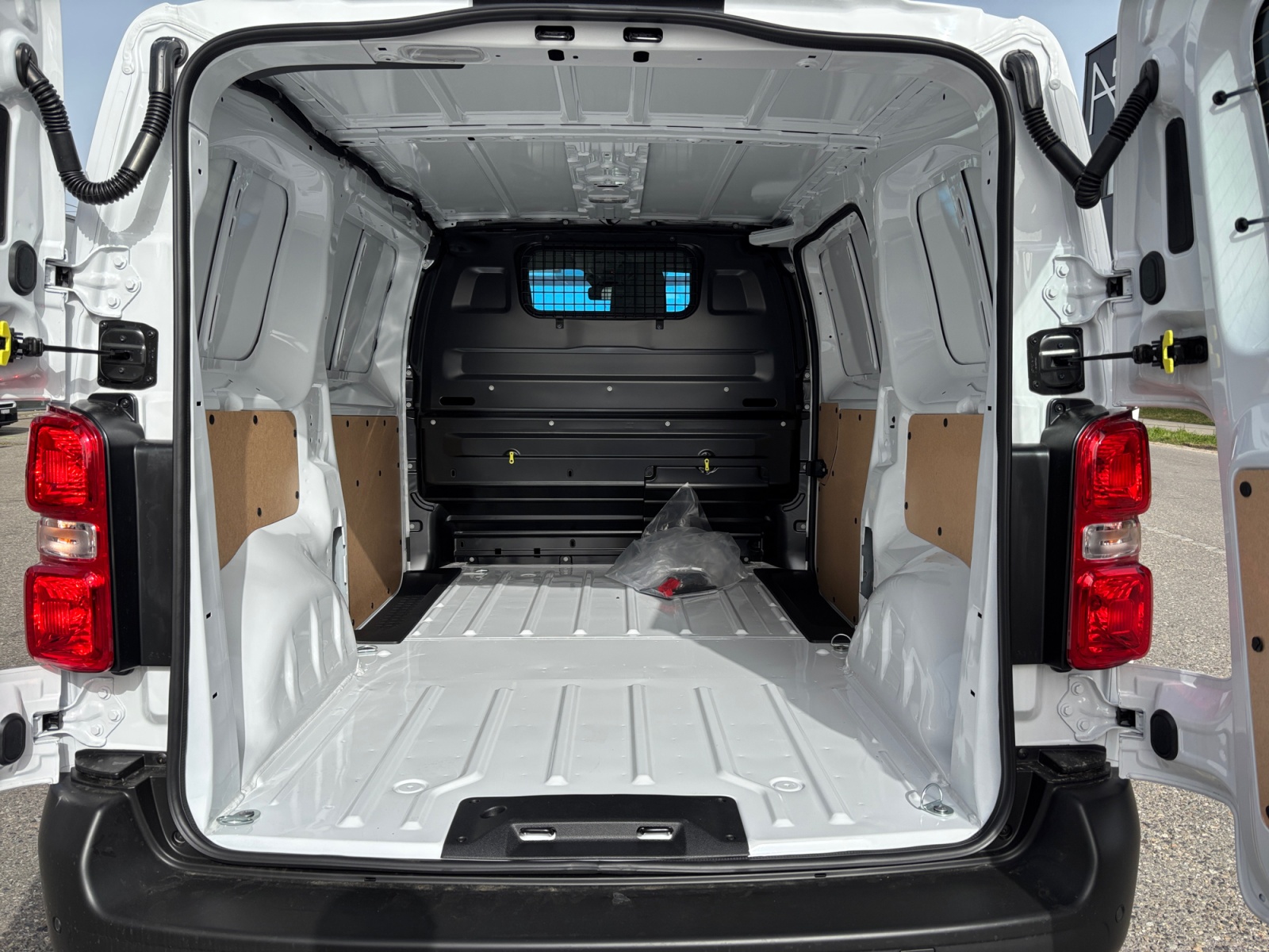 PEUGEOT Expert 2.2 BlueHDi 150 S&S Standard EAT8-image-3