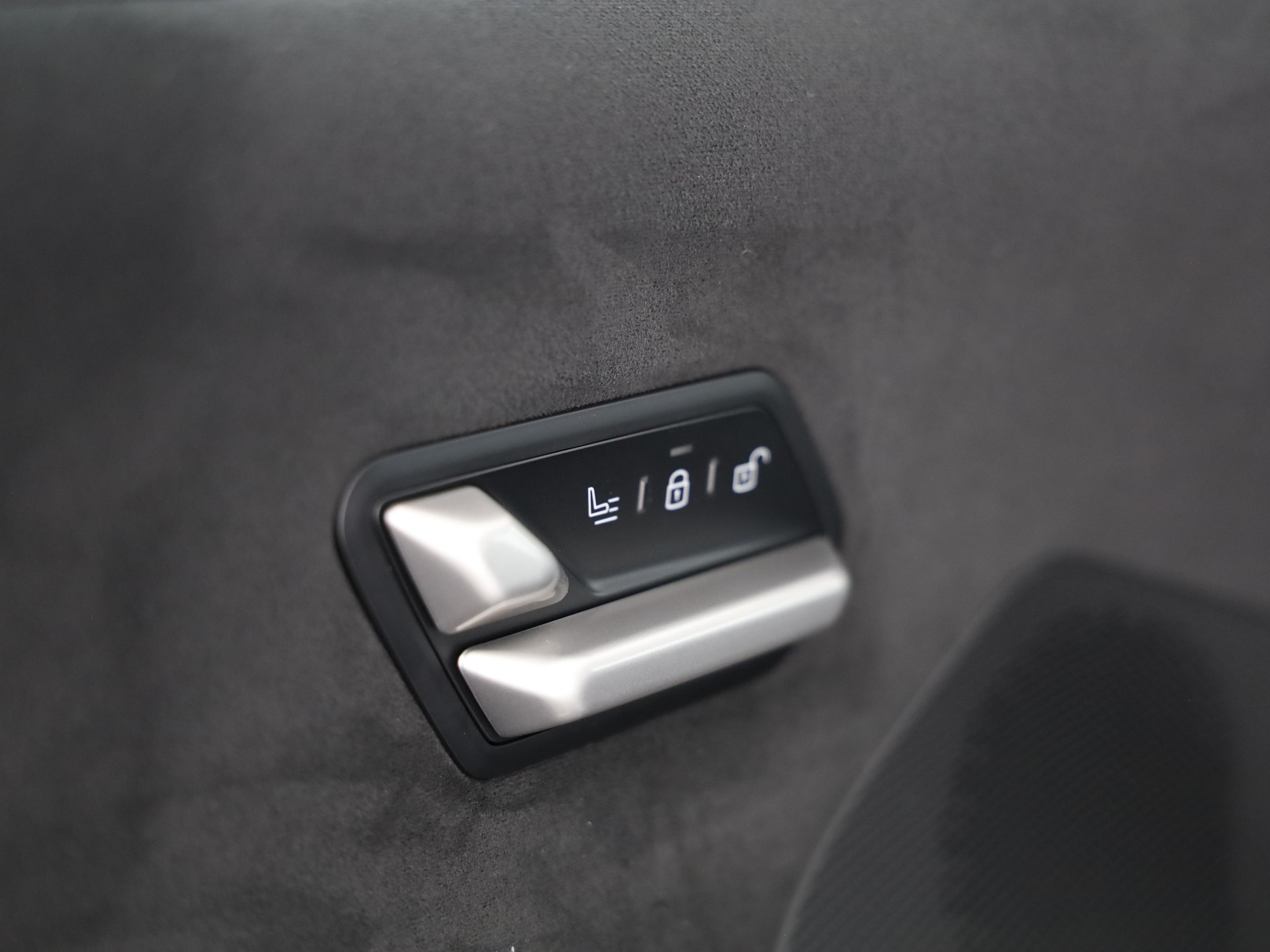 BMW iX3 50 xDrive-image-16