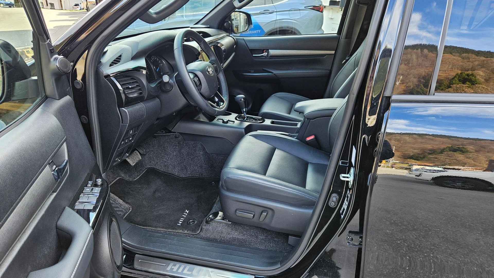 TOYOTA Hilux Double Cab.-Pick-up 2.8 D-4D MHEV 204 Invincible-image-7
