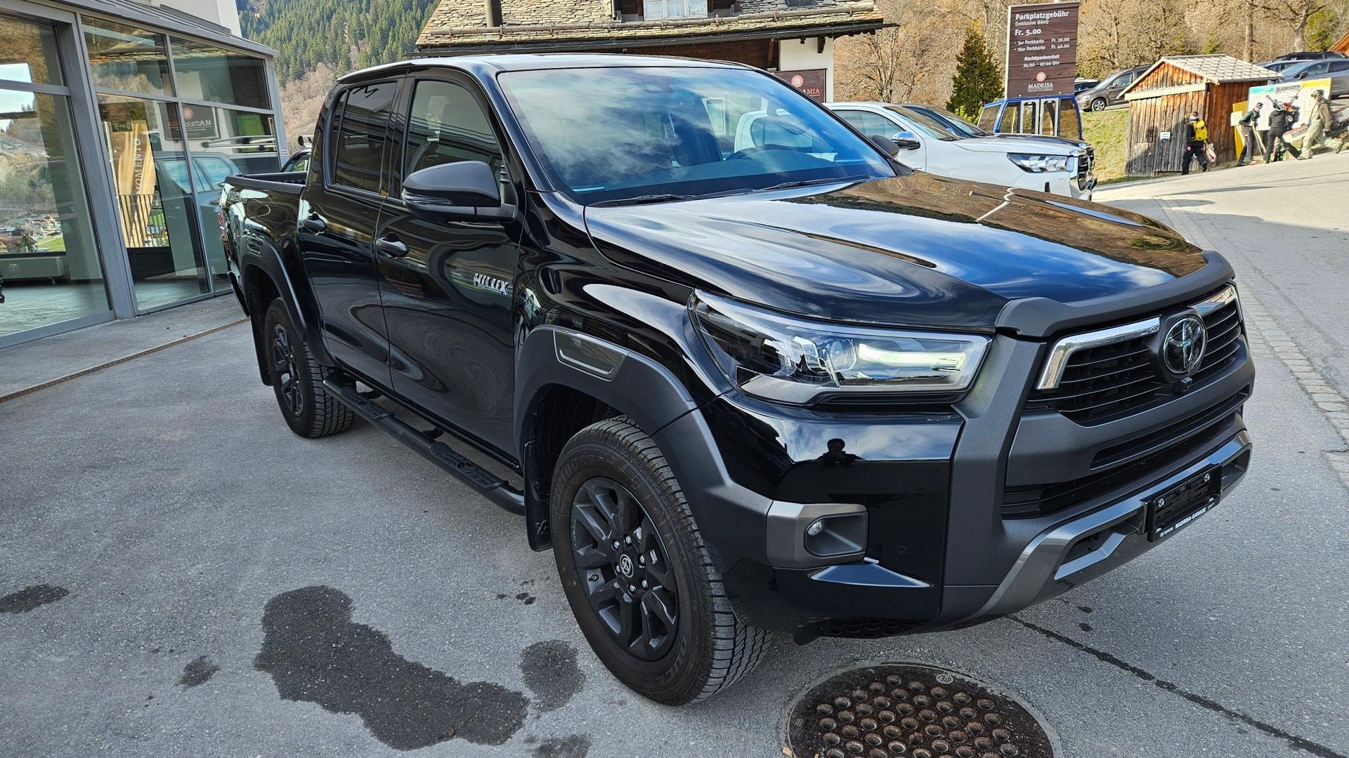 TOYOTA Hilux Double Cab.-Pick-up 2.8 D-4D MHEV 204 Invincible-image-1