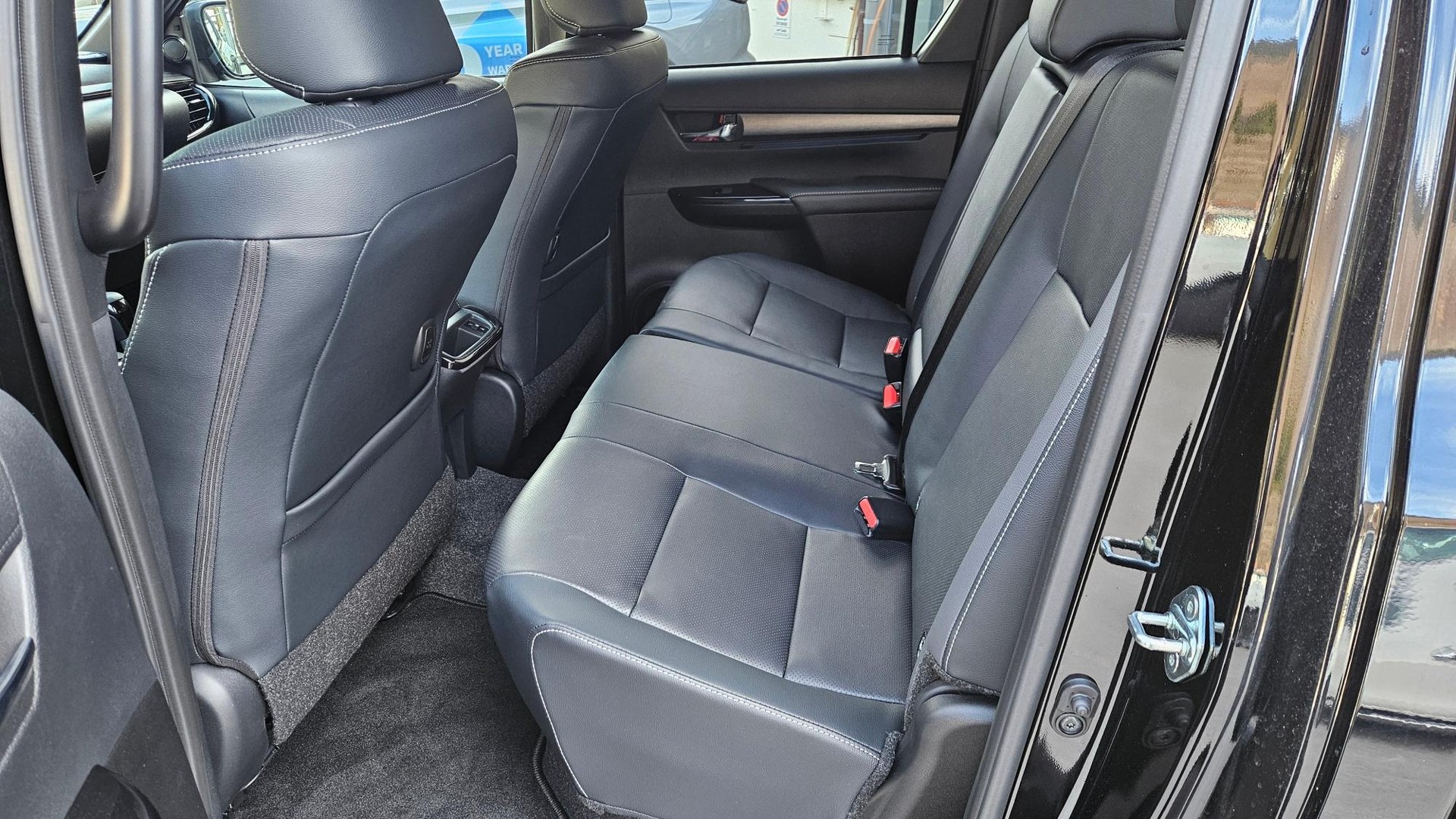 TOYOTA Hilux Double Cab.-Pick-up 2.8 D-4D MHEV 204 Invincible-image-5
