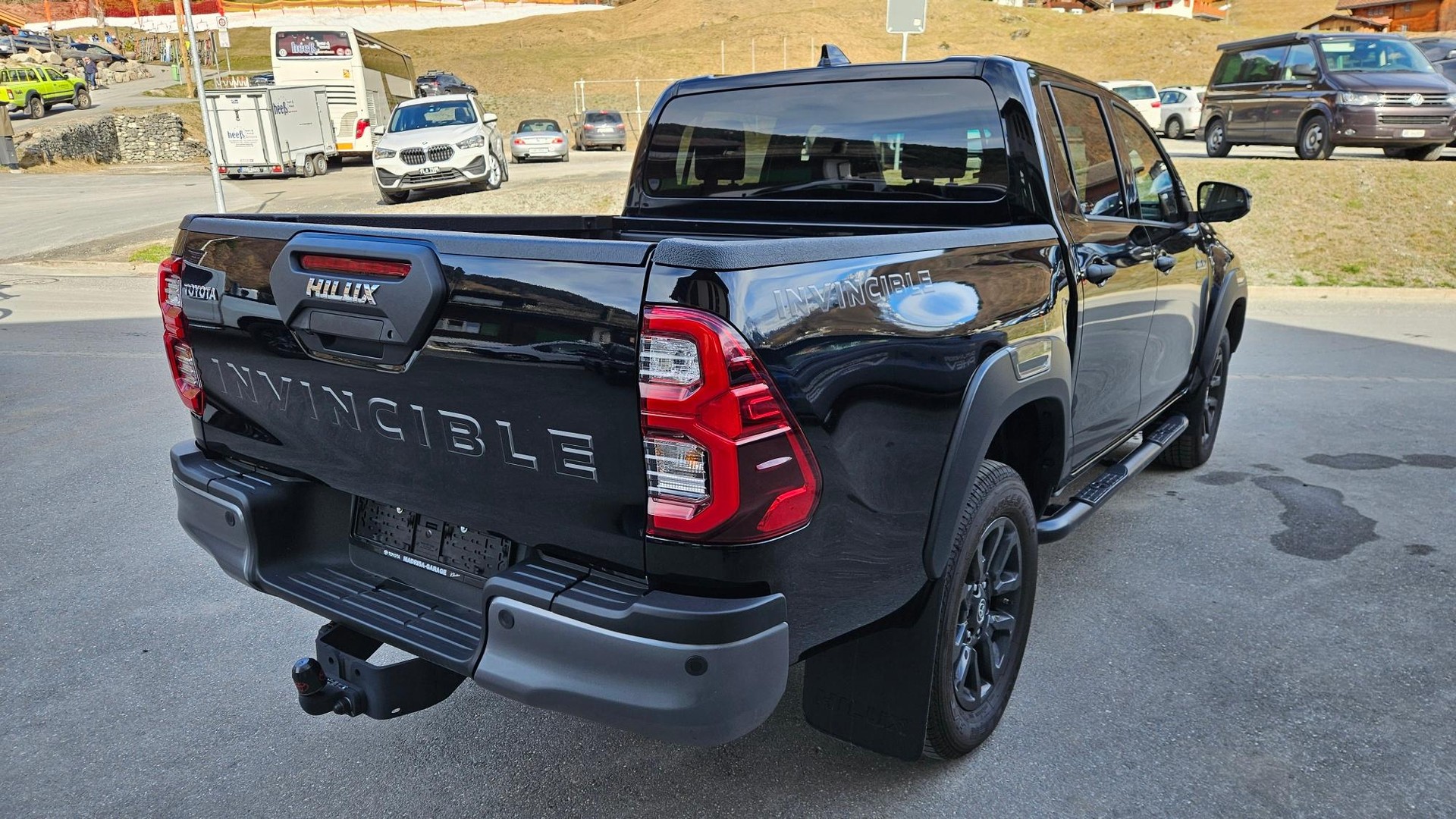TOYOTA Hilux Double Cab.-Pick-up 2.8 D-4D MHEV 204 Invincible-image-2