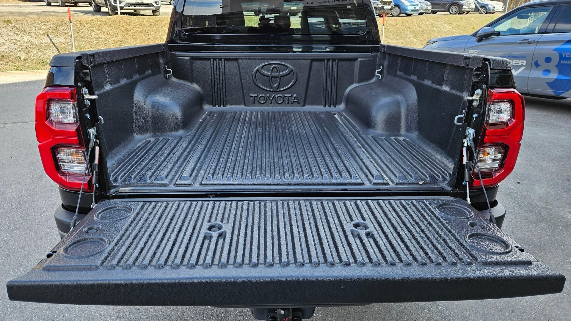 TOYOTA Hilux Double Cab.-Pick-up 2.8 D-4D MHEV 204 Invincible-image-4