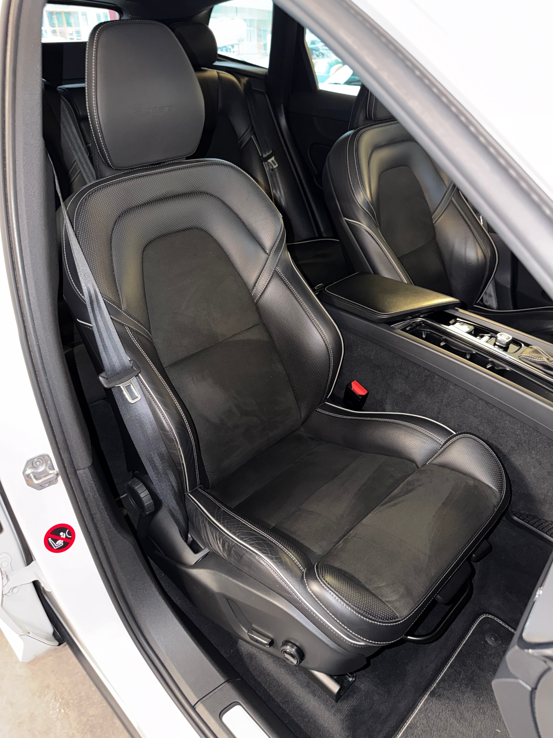 VOLVO XC60 D4 AWD R-Design Geartronic-image-15