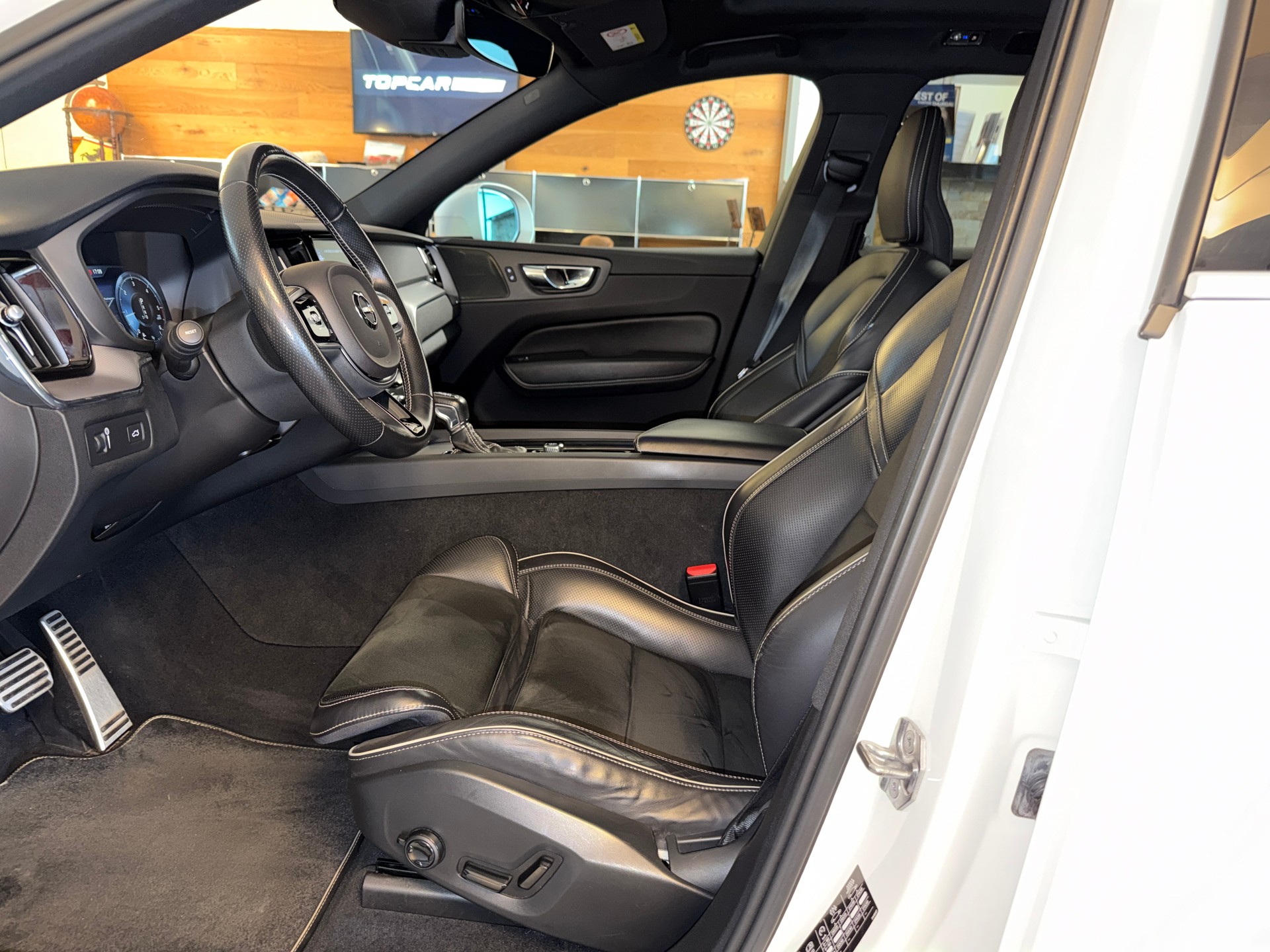 VOLVO XC60 D4 AWD R-Design Geartronic-image-10