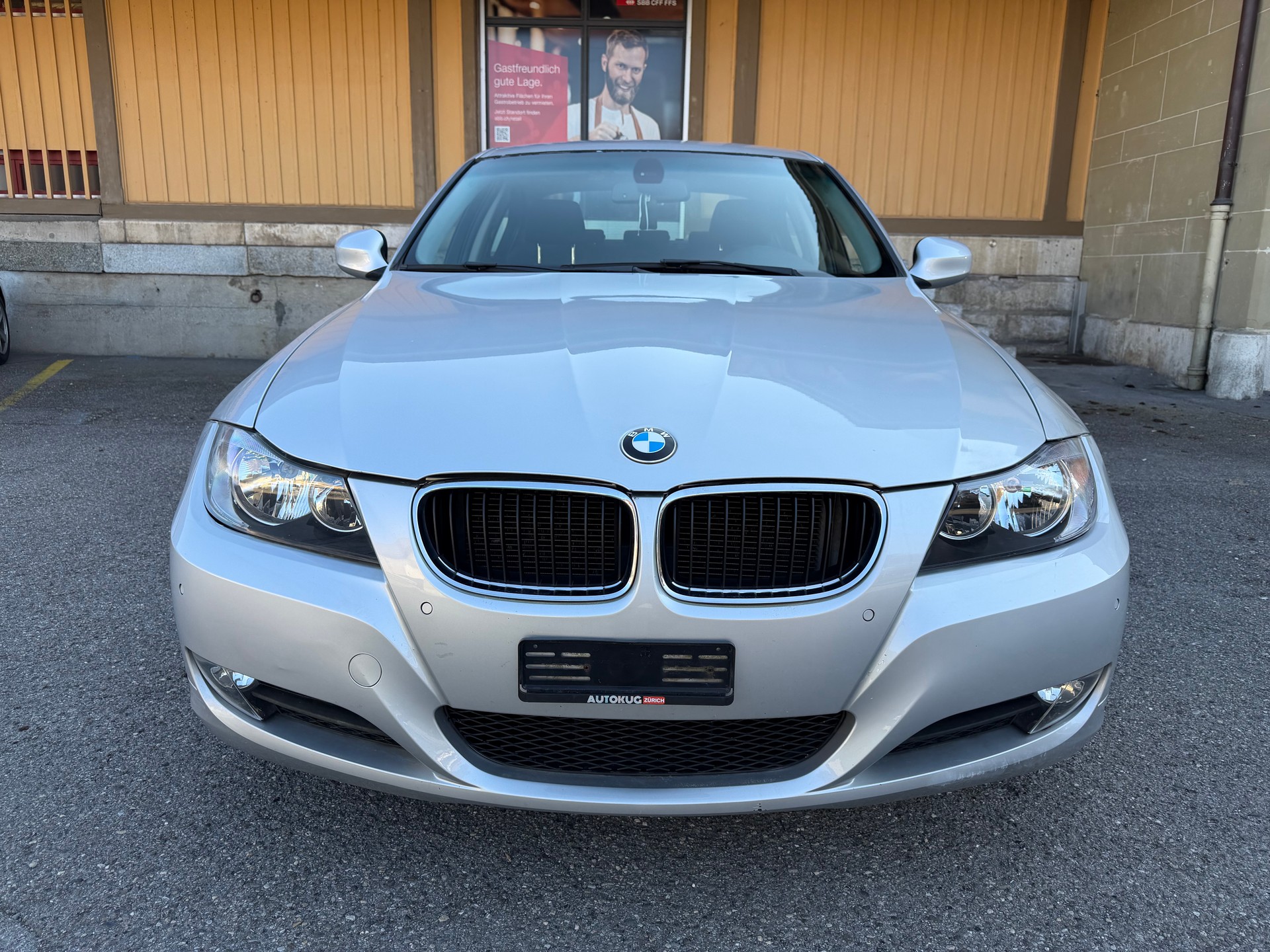 BMW 318i Dynamic Edition-image-13