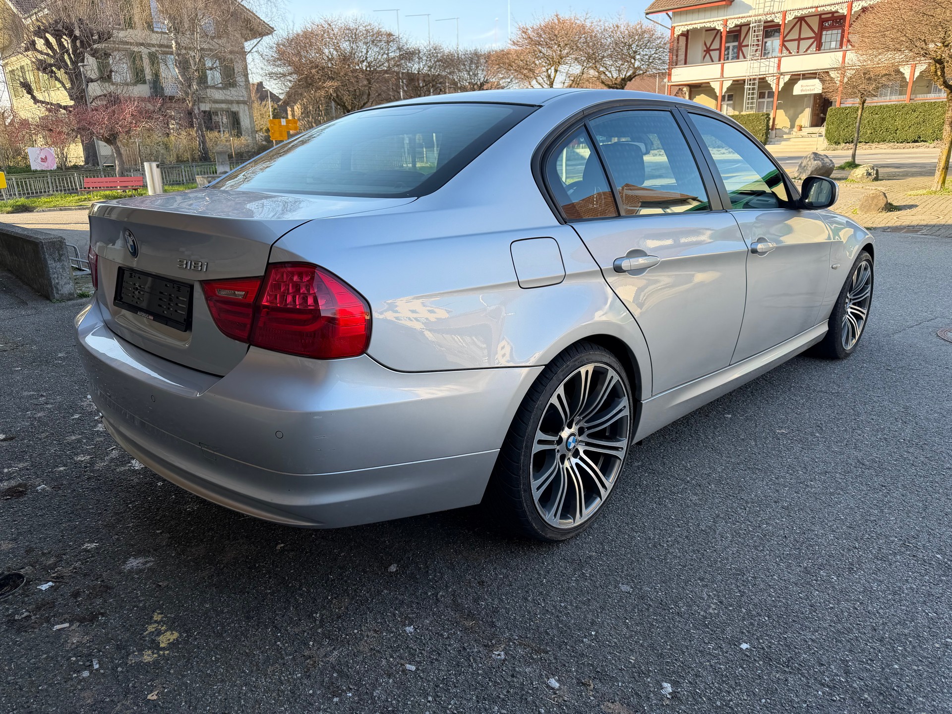 BMW 318i Dynamic Edition-image-5