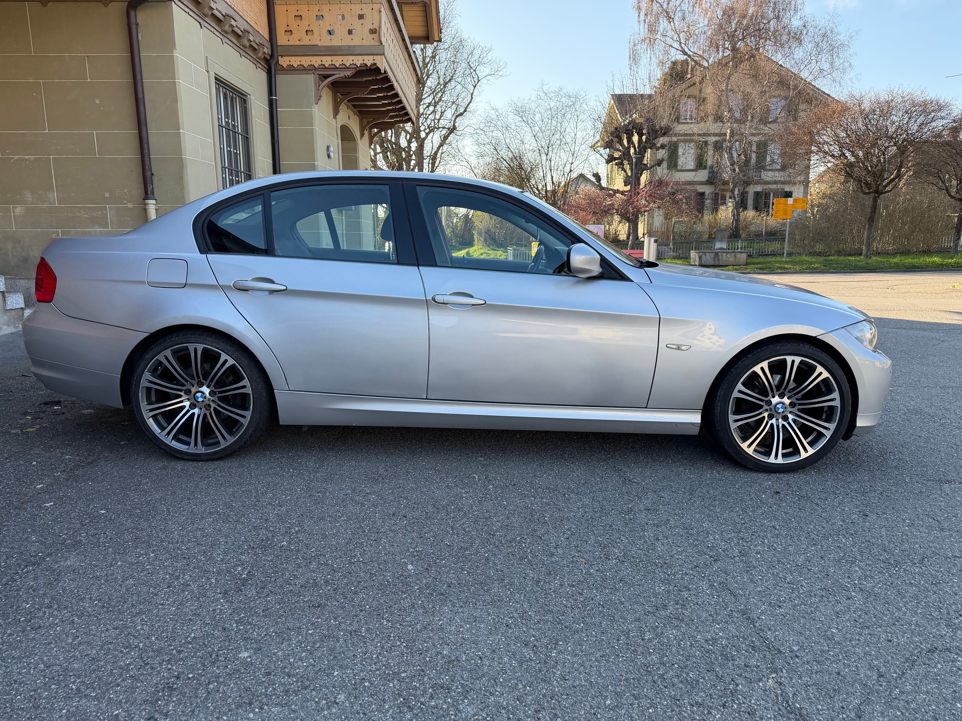 BMW 318i Dynamic Edition-image-6