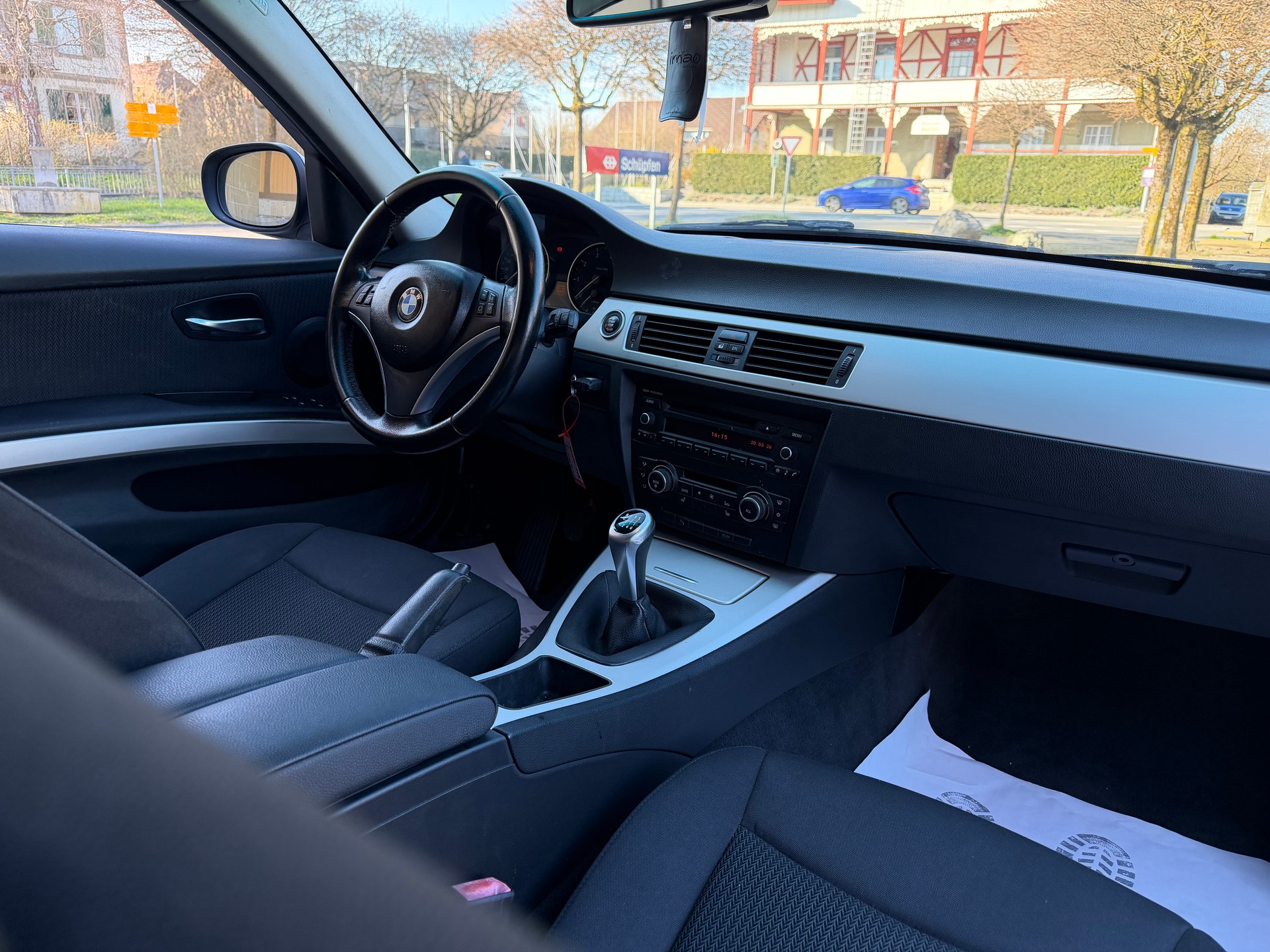 BMW 318i Dynamic Edition-image-10