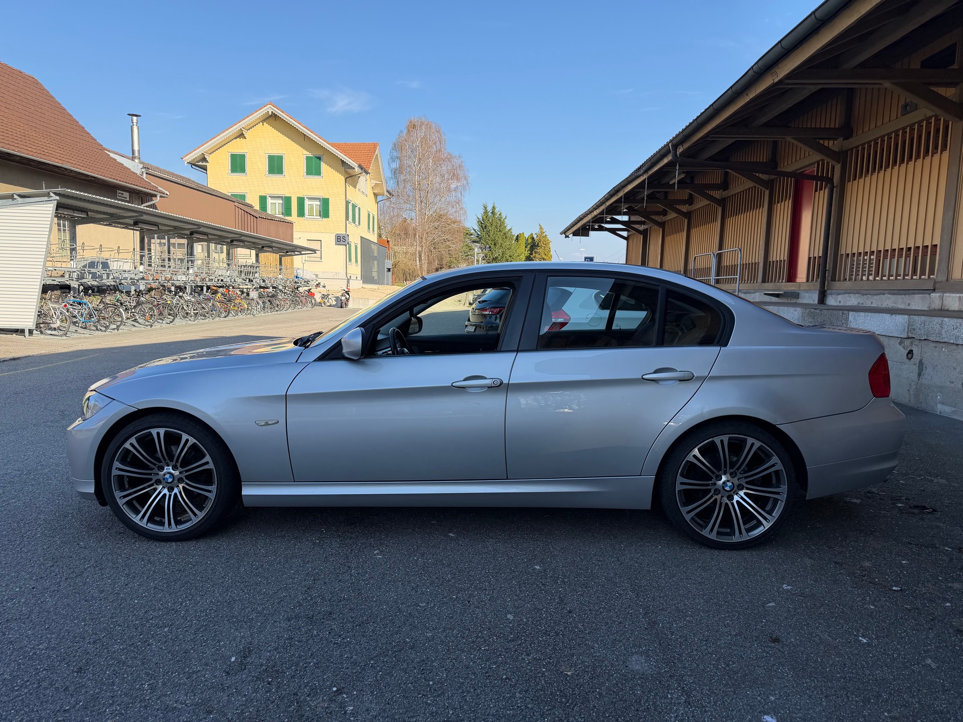 BMW 318i Dynamic Edition-image-2