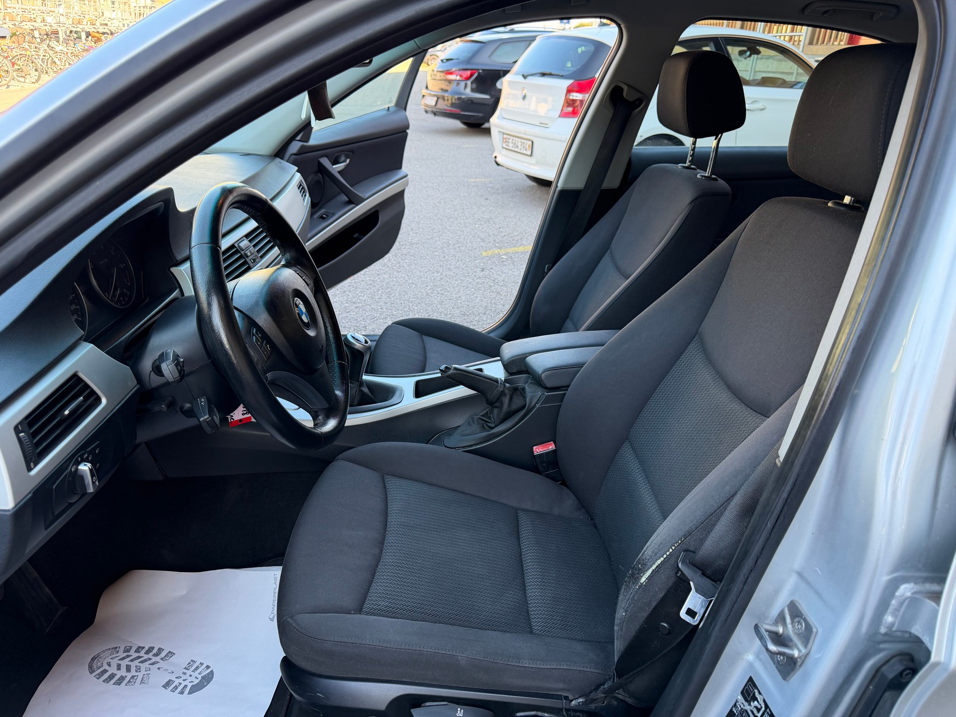 BMW 318i Dynamic Edition-image-11