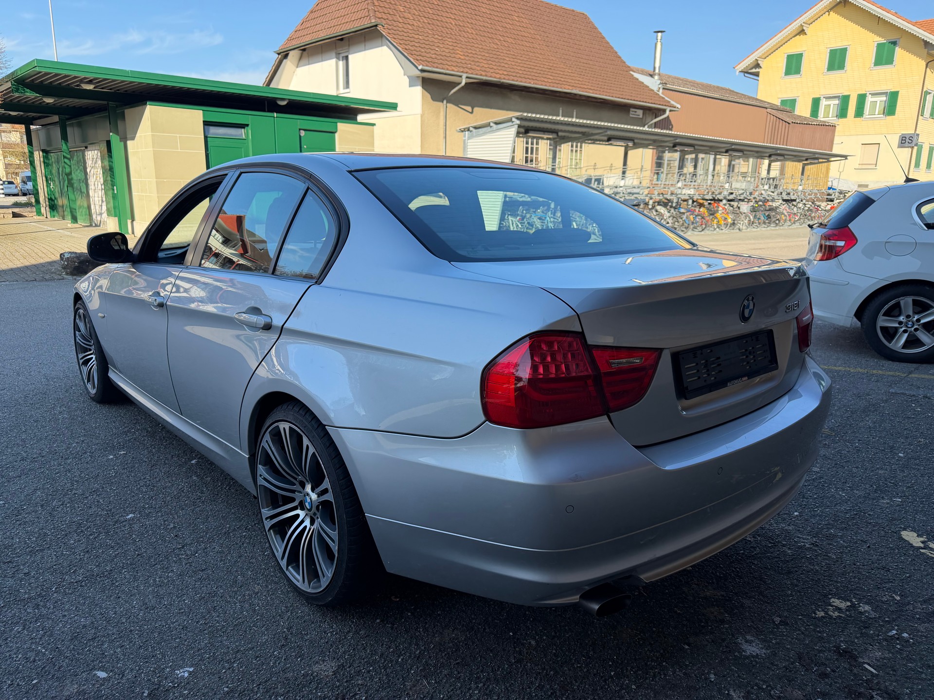 BMW 318i Dynamic Edition-image-3