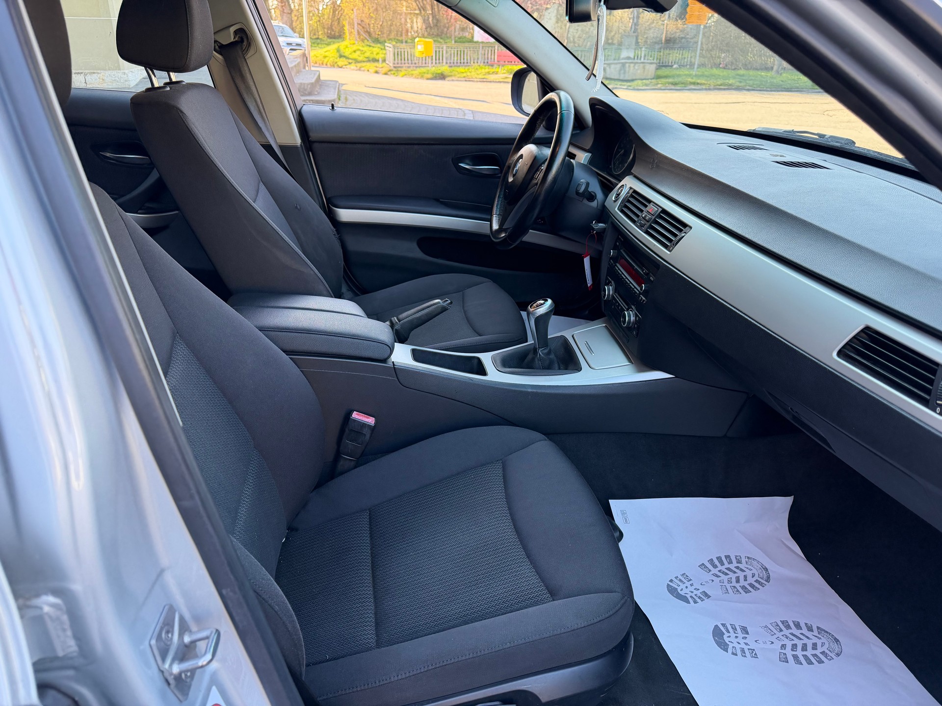 BMW 318i Dynamic Edition-image-8
