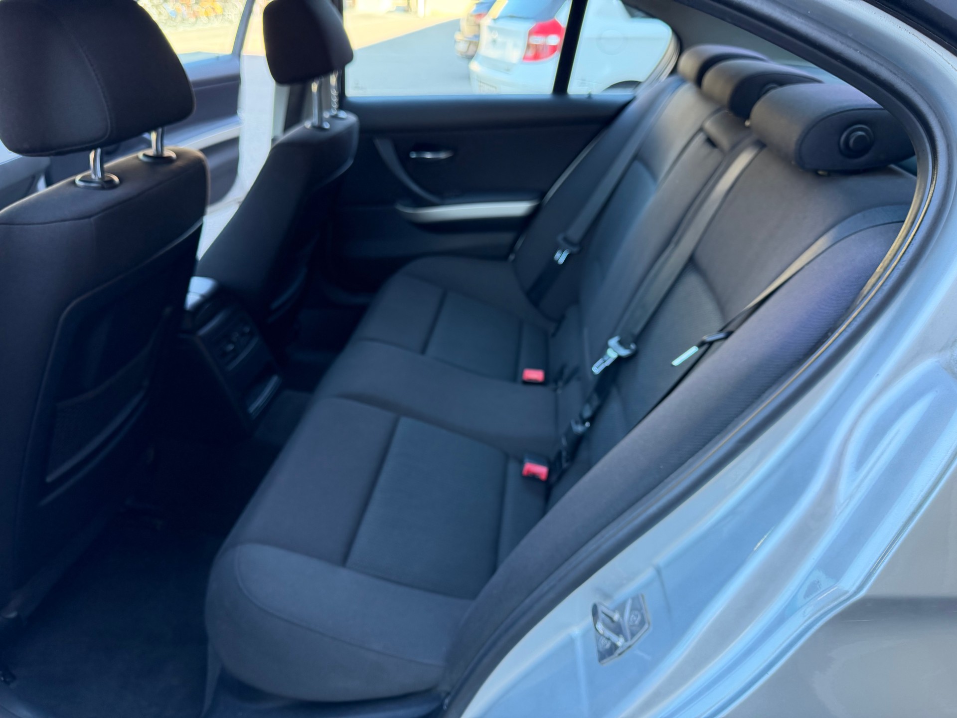 BMW 318i Dynamic Edition-image-12
